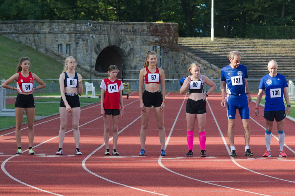 Ungewohntes Bild: Annika war selber überrascht, wie wenig sie für einen 800m-Lauf statt für einen Hochsprungwettkampf einpacken musste. 