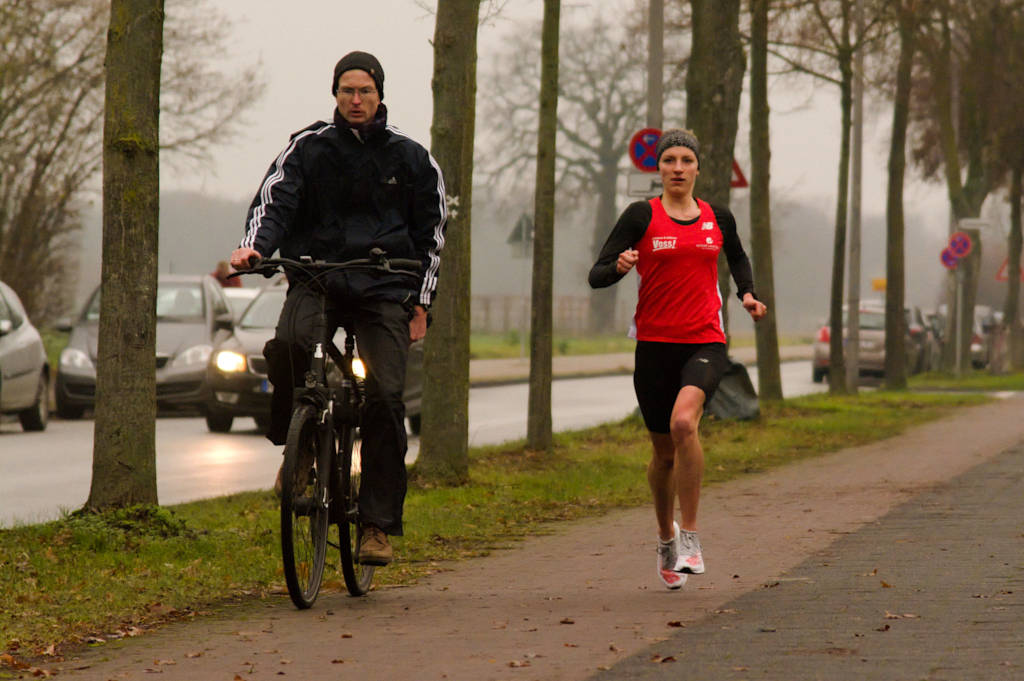 Mit der Fahrradbegleitung durch ihren neuen Trainer Robert Welp drehte Kerstin Schulze Kalthoff drei schnelle Runden am Horstmarer Landweg in Münster. Foto: Ingo Röschenkemper
