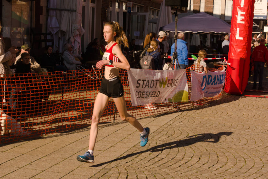 Unser Uhrwerk Lisa Kerkhoff ist wieder unterwegs. 4 Minuten pro km war die Vorgabe. Unser Uhrwerk Lisa Kerkhoff ist wieder unterwegs. 4 Minuten pro km war die Vorgabe.