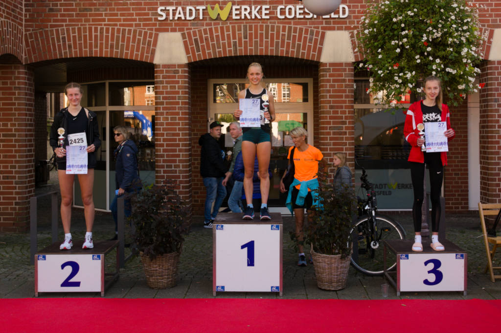 Ehrung auf Abstand. Die ersten drei Mädels der weiblichen Jugend U18. Ehrung auf Abstand. Die ersten drei Mädels der weiblichen Jugend U18.