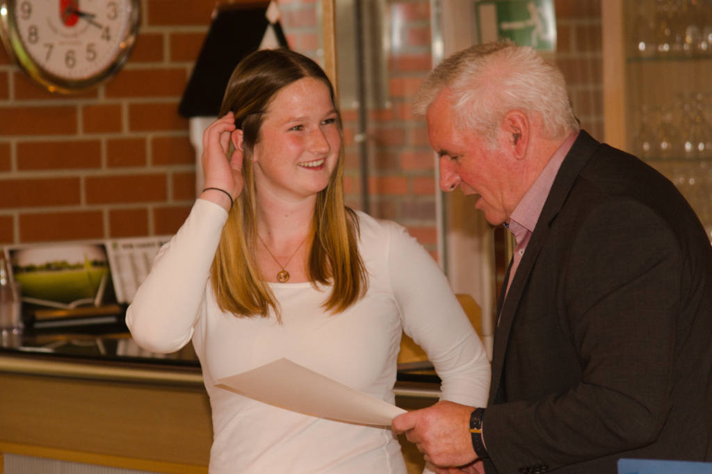 Schon 12 Jahr ist Jana Riermann in der LG sportlich aktiv. Trotz ihrer beruflichen Belastung findet sie immer noch wieder Zeit am Training und an Wettkämpfen teil zu nehmen. Schon 12 Jahr ist Jana Riermann in der LG sportlich aktiv. Trotz ihrer beruflichen Belastung findet sie immer noch wieder Zeit am Training und an Wettkämpfen teil zu nehmen.