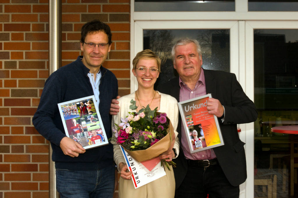 Kerstin Schulze Kalthoff bedankt sich in ihrer kurzen Ansprache beim Trainer Ingo und der LG für die jahrelange Unterstützung und die aufmunternden Worte, wenn es mal nicht so lief. Zu den Höhepunkten hat es dann ja immer wieder zu neuen persönlichen Bestleistungen geklappt. Kerstin Schulze Kalthoff bedankt sich in ihrer kurzen Ansprache beim Trainer Ingo und der LG für die jahrelange Unterstützung und die aufmunternden Worte, wenn es mal nicht so lief. Zu den Höhepunkten hat es dann ja immer wieder zu neuen persönlichen Bestleistungen geklappt.