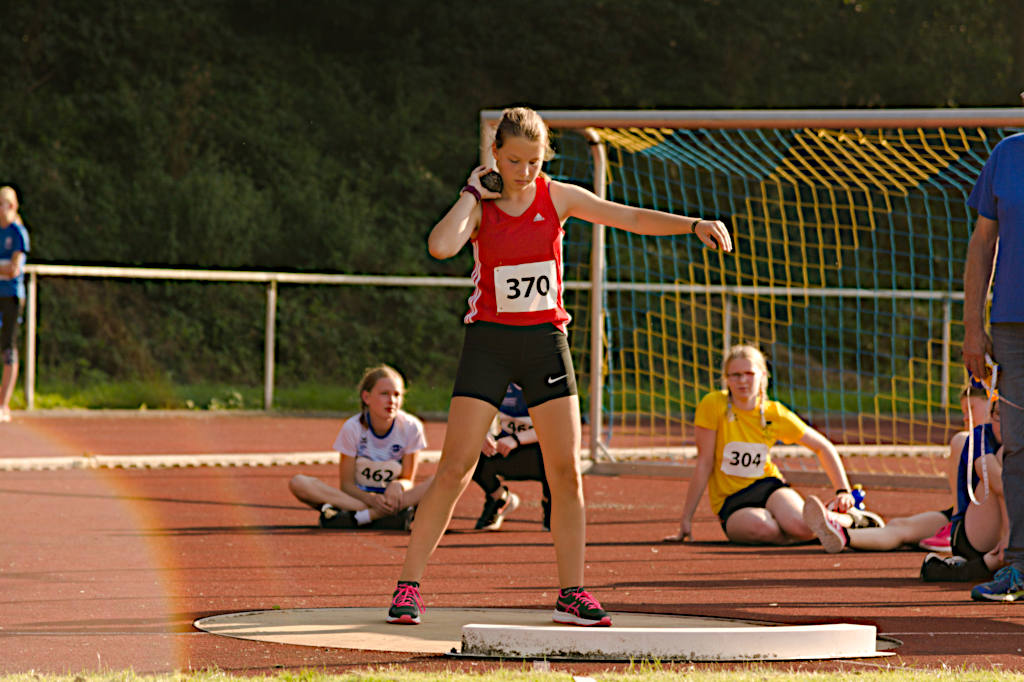 Im Moment stößt Lena die Kugel noch mit einer halben Drehung. Hier kam sie mit 5,43 m auf Platz 7.