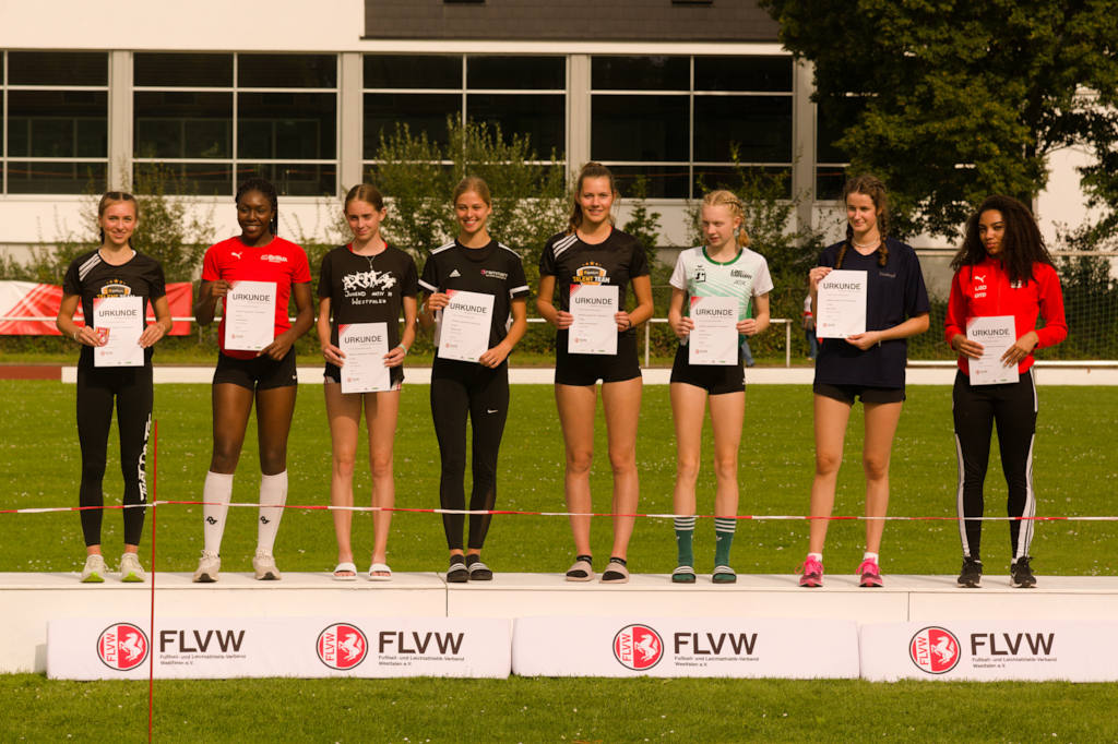 Zufrieden auch mit Platz fünf war Annika Schulze Kalthoff bei der Siegerehrung der weiblichen U18.