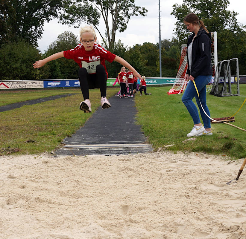 Antonia Hambrügge im Landeanflug. Die Osterwickerin gewann alle Disziplinen ihrer Altersklasse.n in den Büchefrn