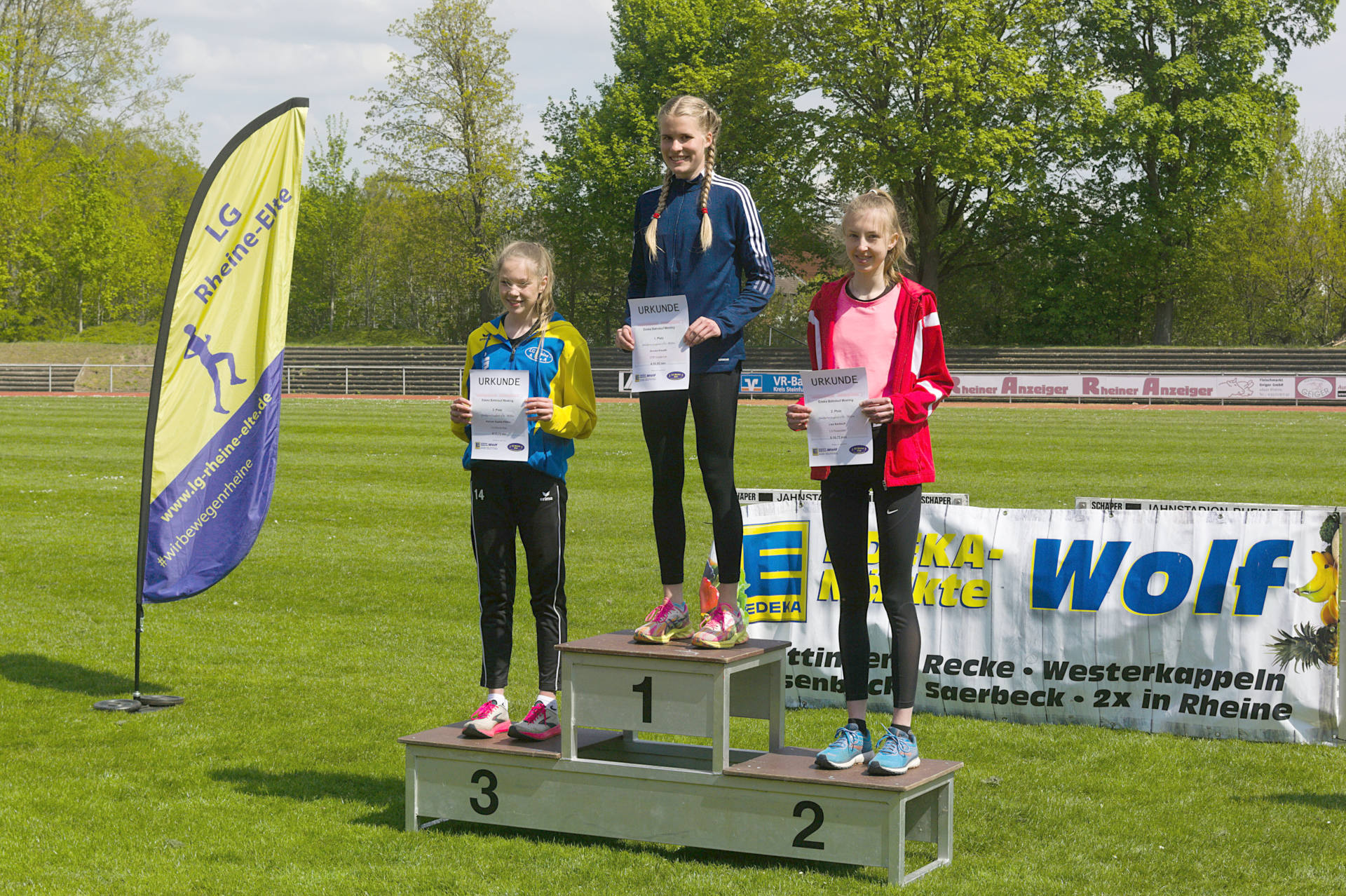 Platz 2 für Lisa Kerkhoff in der weiblichen Jugend U18 beim EDEKA Bahnlauf in Rehine