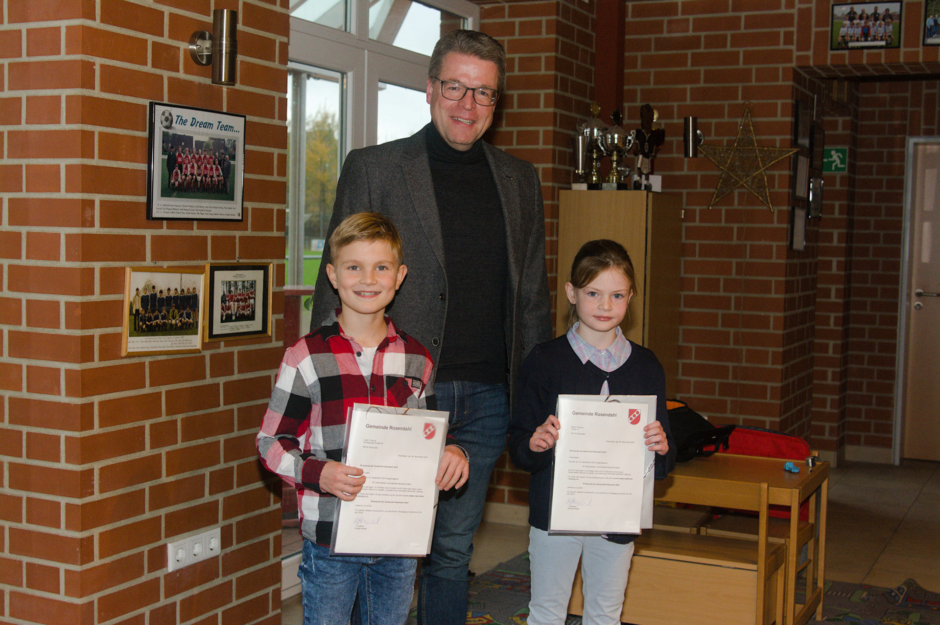 Die beiden Rekordhalter Mailin Pöpping und Laslo Thiering bekamen von Christoph Gottheil den Ehrenpreis der Gemeinde überreicht.