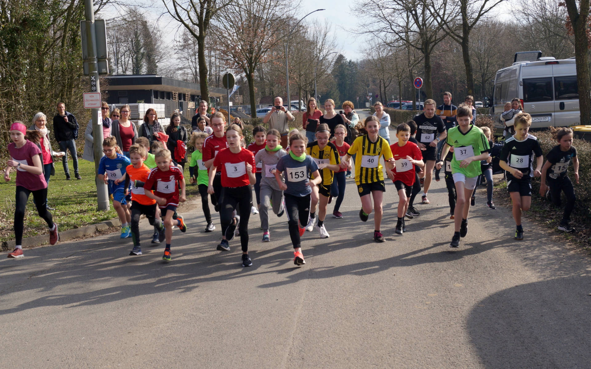 Volle Pulle ging es nach dem Start der SchülerInnen über 1.250 Meter zur Sache. Bereits in der Poleposition die spätere Siegerin Hannah Artkamp (Nr.3). 