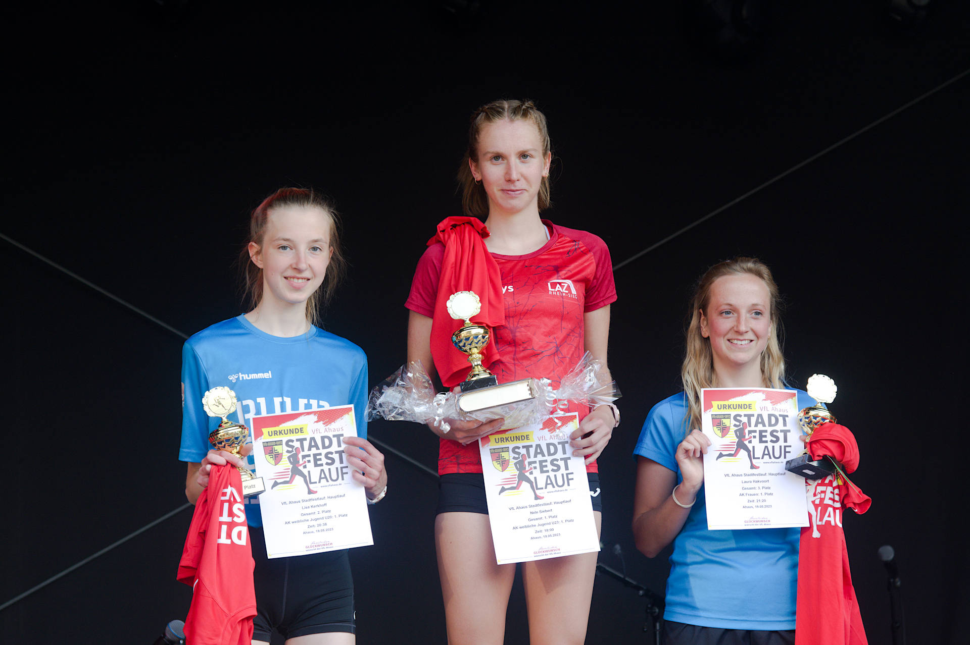 Auf die große Bühne wurden die drei Erstplatzieren Lisa Kerkhoff, Nele  Siebert (LAZ Rhein-Sieg) und Laura Hakvoort (Jugendwerk Ahaus)  zur Ehrung geholt