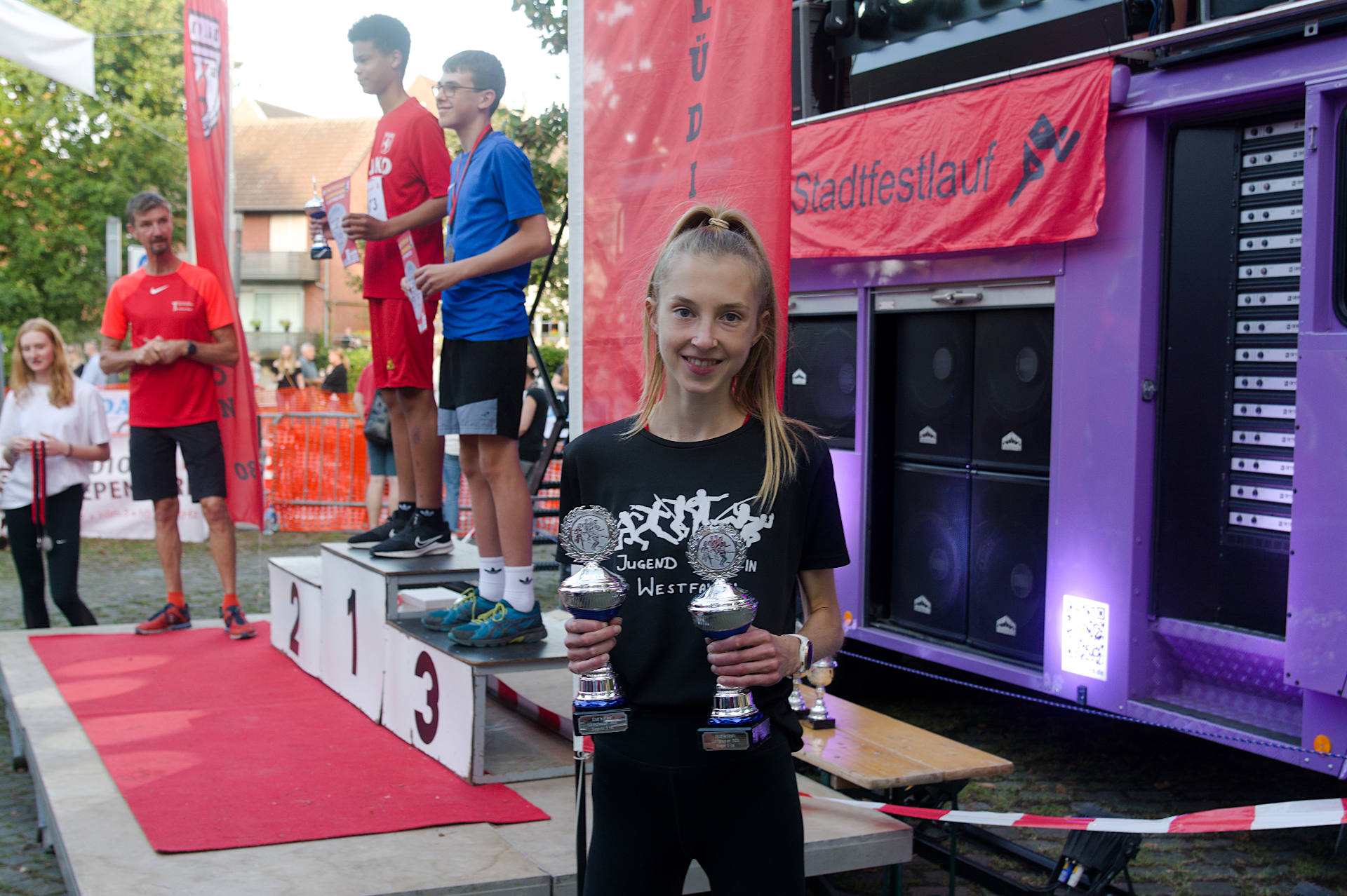 Gleich zwei Pokale gab es für Lisa Kerkhoff beim Stadtfestlauf in Lüdinghausen