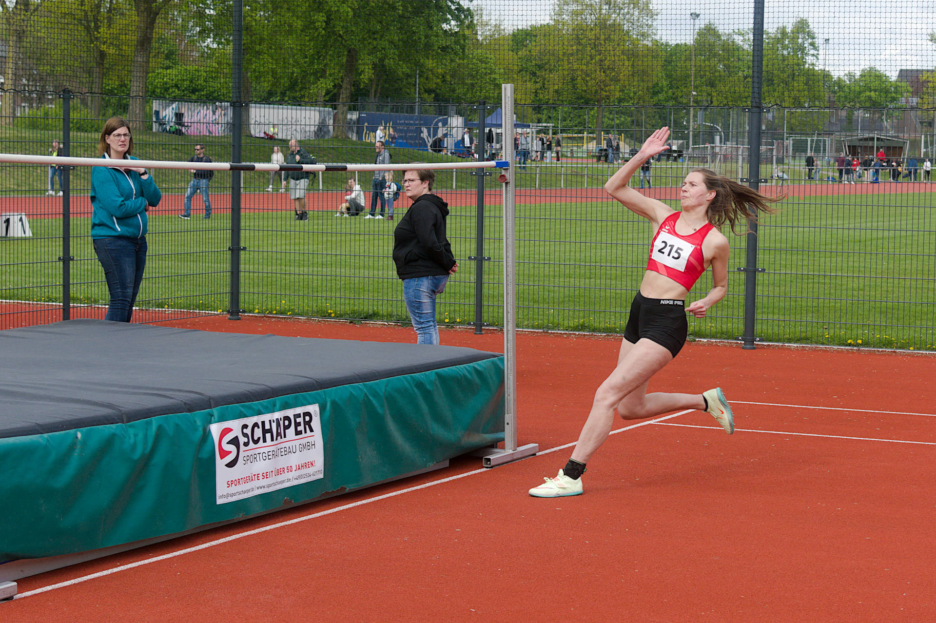 Annika Schulze Kalthoff im Hochsprungwettkampf