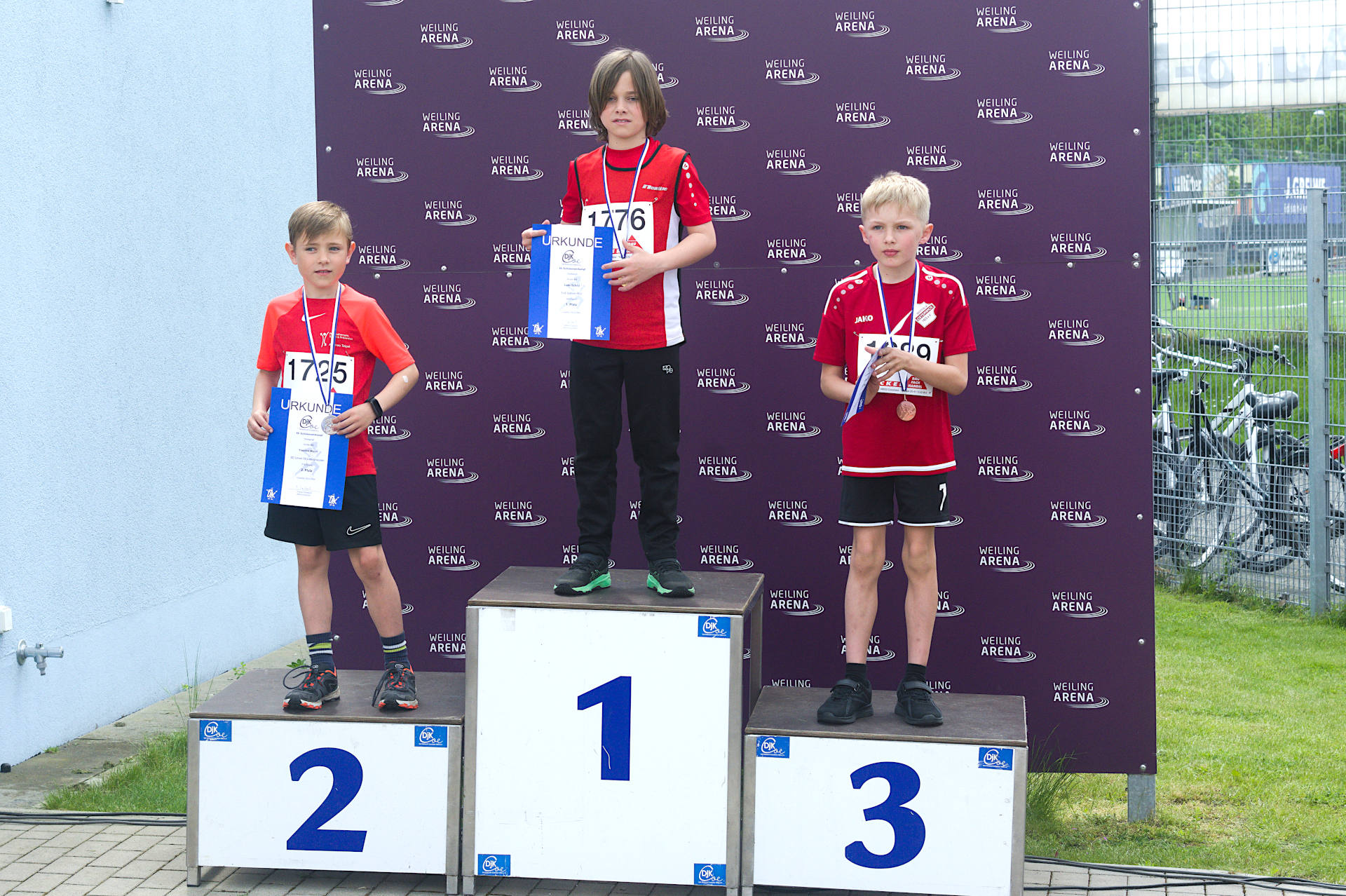 Mats Artkamp (rechts) bei der Siegerehrung der Jungen M9