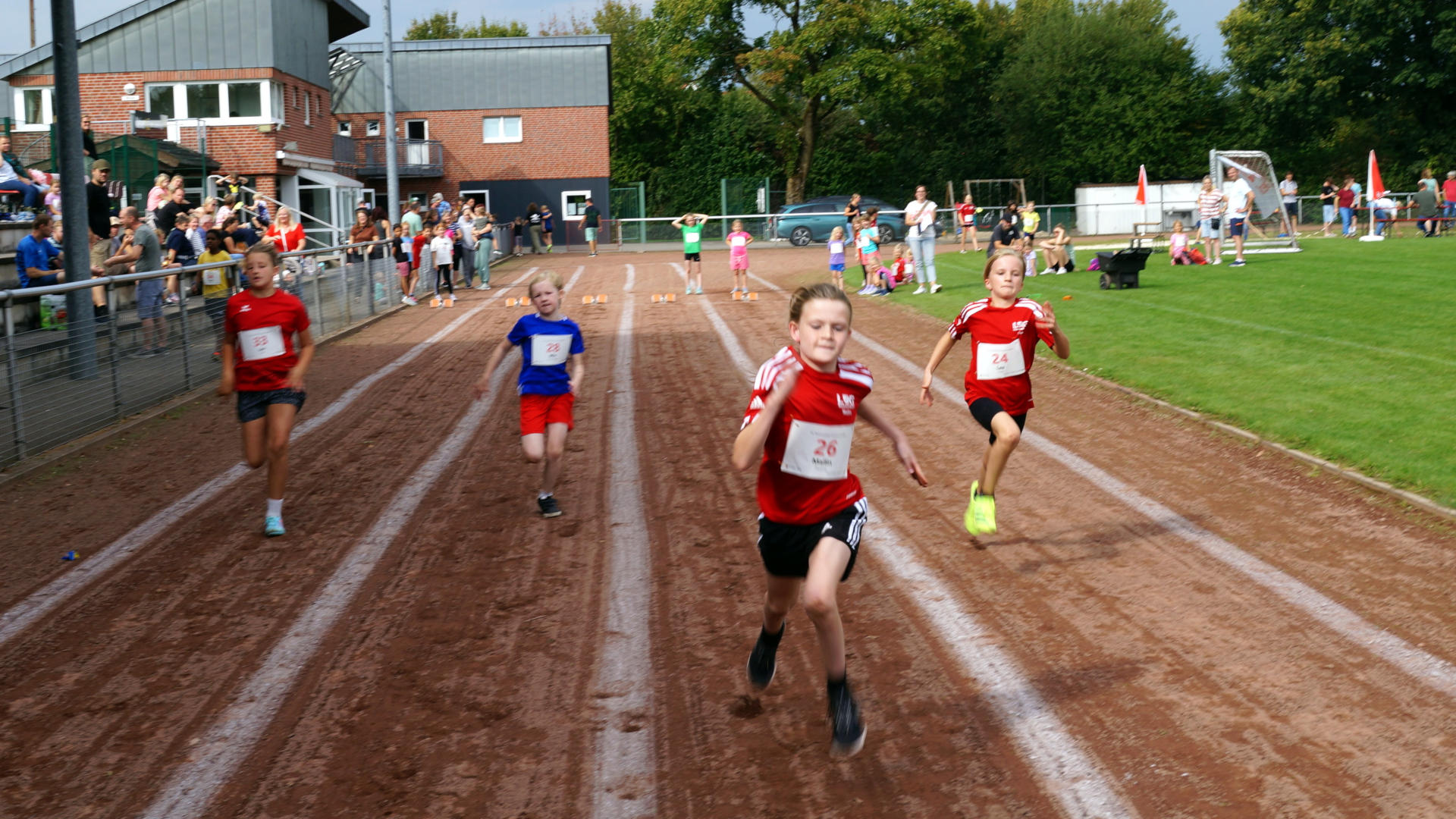 Einen neuen Rekord schaffte Mailin Pöpping (Nr.26) im Sprint der Schülerinnen W9 über 30 Meter