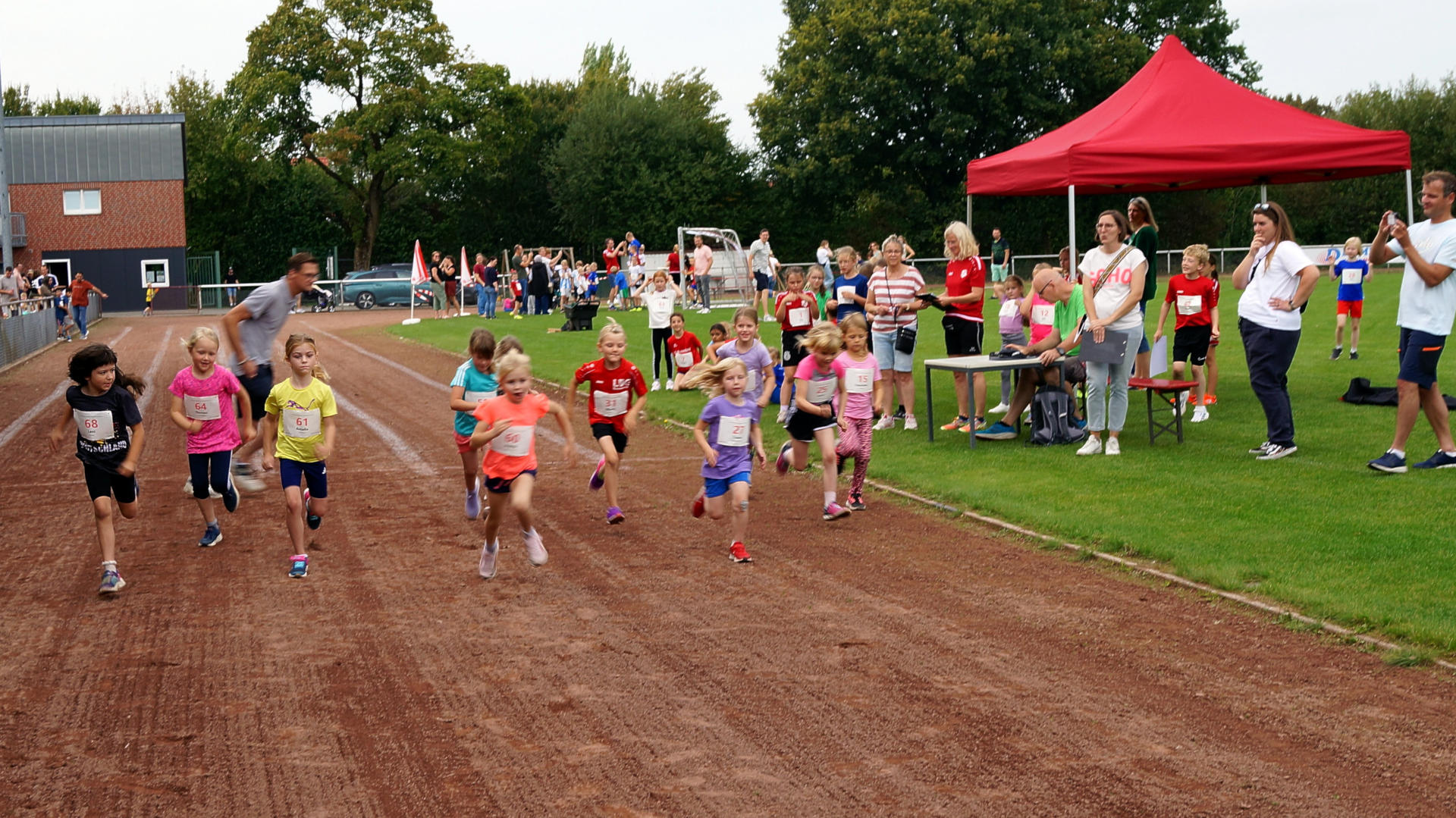 Volle Pulle los: Die jüngsten Läuferinnen legten beim 800-Meter-Lauf los wie die Feuerwehr.