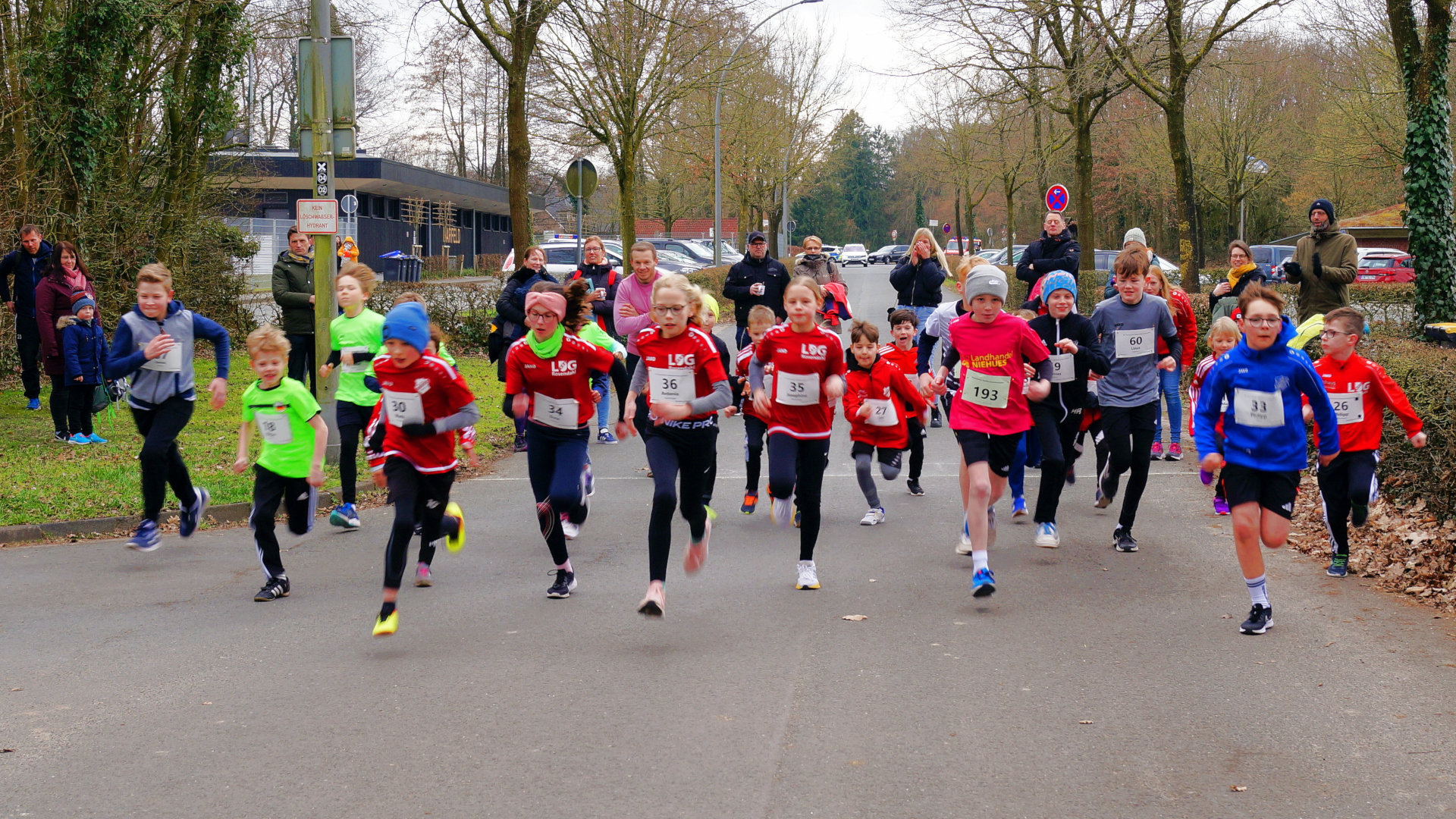1250 Meter hatten die Kids der Jahrgänge 2017 bis 2010 zu absolvieren. Im Vordergrund die spätere Siegerin Antonia Hambrügge (Startnummer 36).