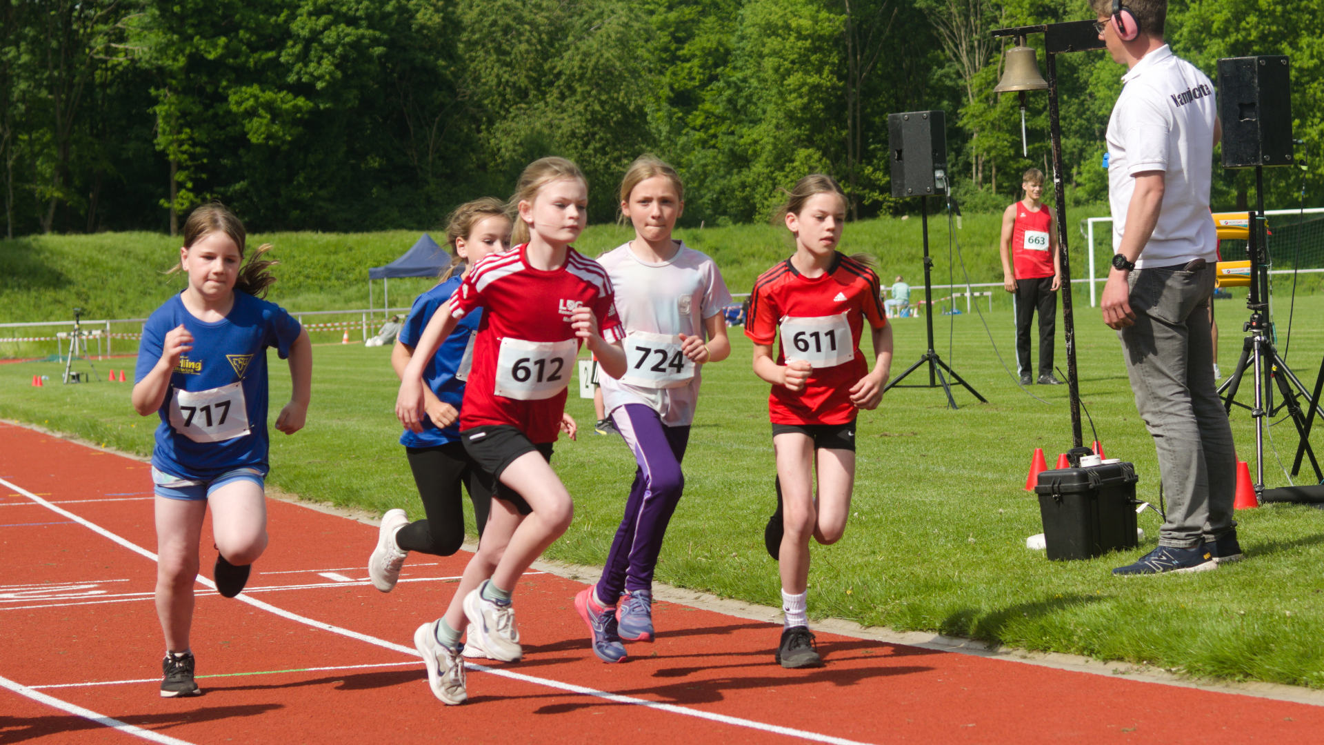 Im Lauf der Mädchen W9 mussten sich Mailin und Rieke Kröger nur der Dülmenerin Nadja Wittich geschlagen geben. Auf Platz fünf folgte Lea Hüßler. Rieke (3:28,73 min) und Lea (3:39,17 min) konnten sich hier über zwei neue Bestzeiten freuen.