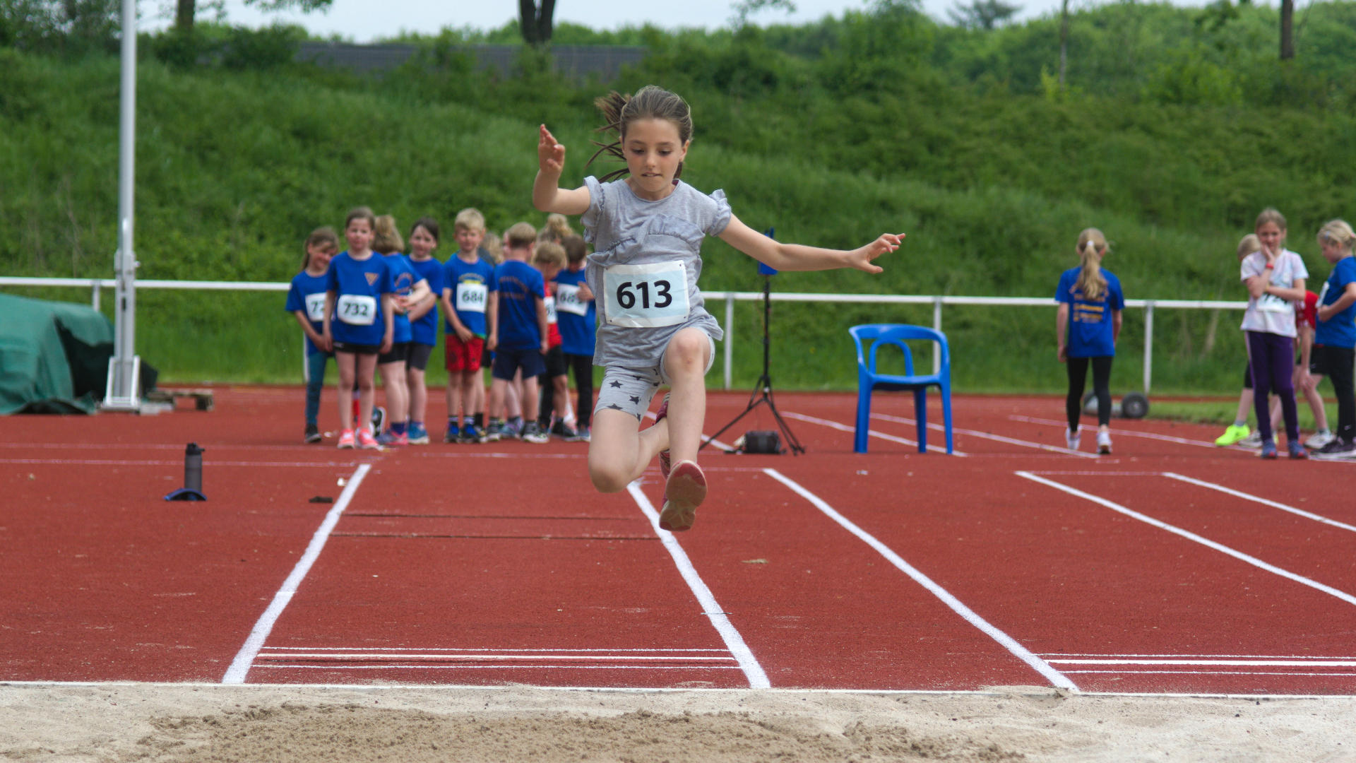 Nach dem 800m-Lauf durften auch die U10-Mädels noch einmal zur Weitsprunggrube. Mailin holte sich mit 2,98 m einen weiteren zweiten Platz bei der Siegerehrung. Lea Hüßler sprang auf Platz neun. Völlig überraschend sprang dann ganz am Ende Sumeja im letzten Sprung mit 2,55 m auch noch auf den zweiten Platz in der W8.