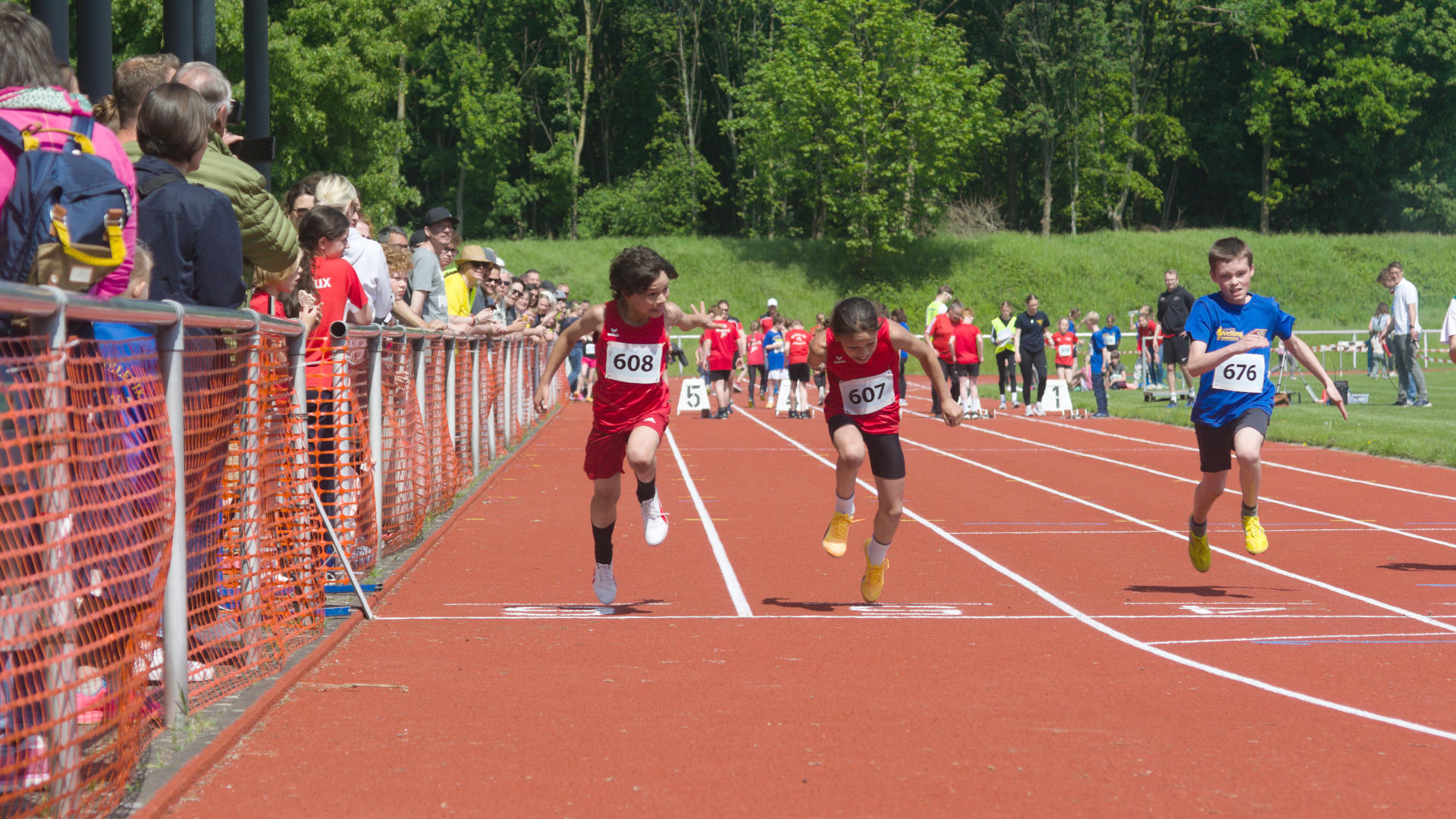 In den folgenden 50m-Sprints gab es wieder sehr knappe Entscheidungen. Diesmal hatte Vincent die Nase vorne und gewann die M11 mit 7,49 Sekunden, sein Bruder Louis folgte ihm knapp dahinter in neuer persönlicher Bestzeit von 7,52 Sekunden.