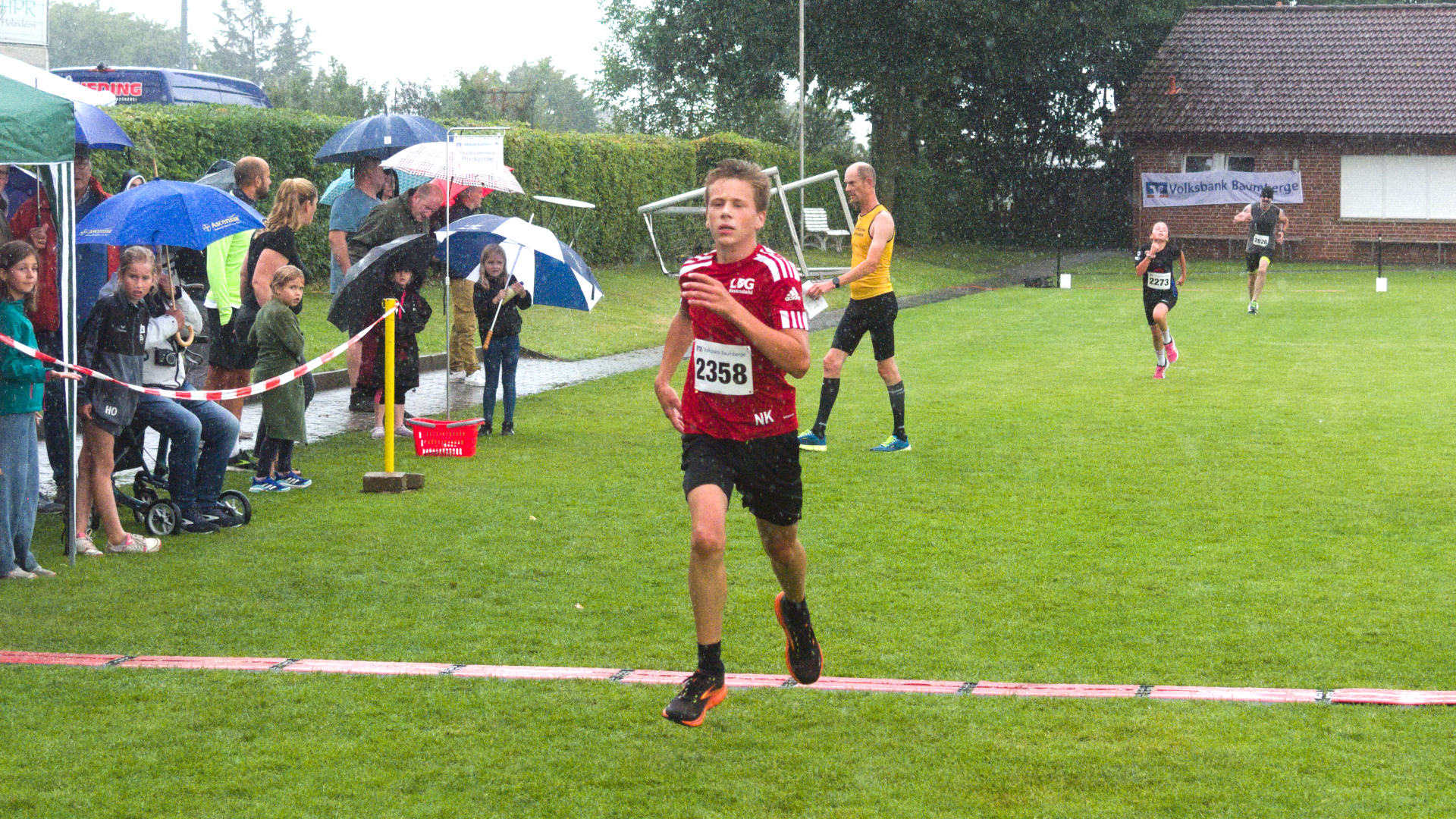 Einen letzten Angriff von Sophie Marie Hering konterte Nico Kemler noch schmunzelnd auf der Stadionrunde vor dem Ziel.