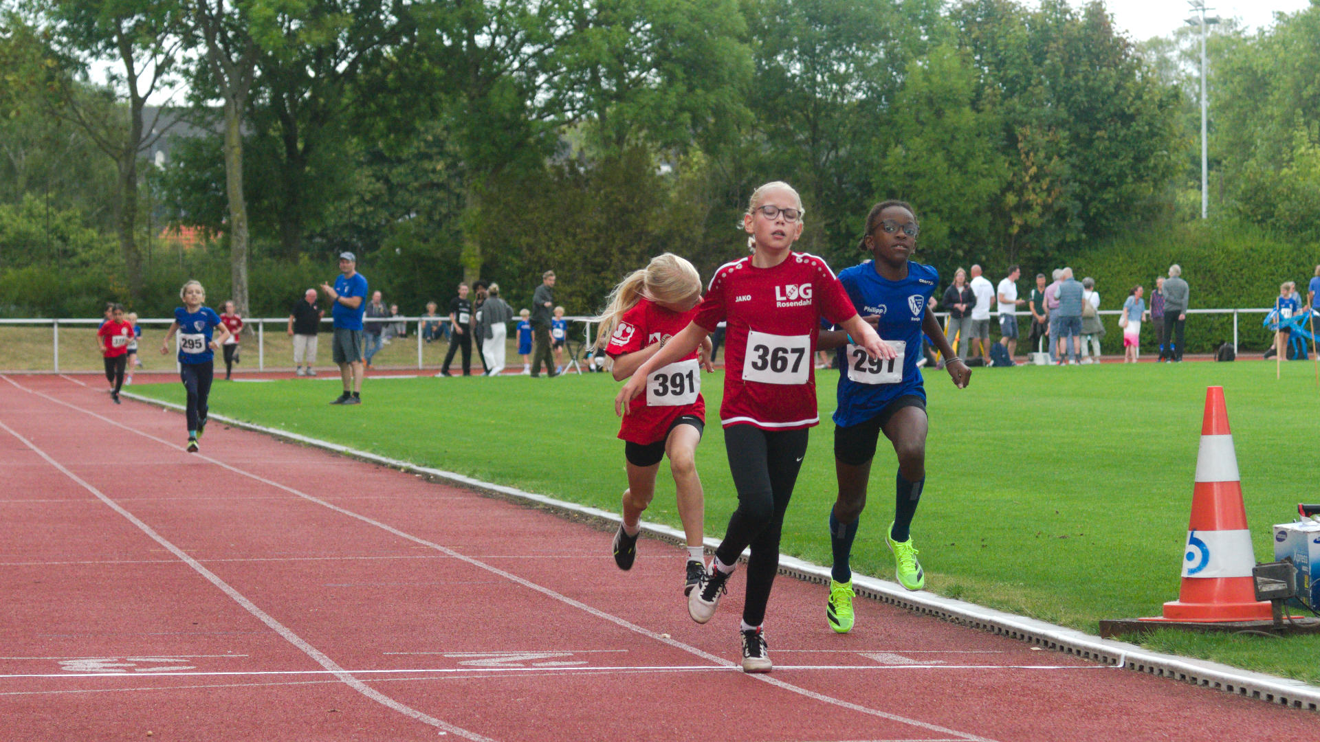 Am Ende wurde aus dem Zweikampf an der Spitze der U12 Mädchen sogar noch ein Dreikampf. Antonia konnte sich aber den Laufsieg mit vier-zehntel Vorsprung  sichern