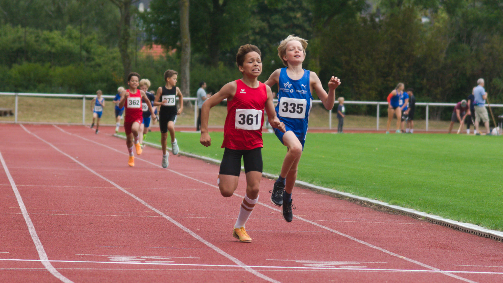 Im Schlussspurt haben Beide alles gegeben: Louis behält die Oberhand über Clemens Friedrich Keßler