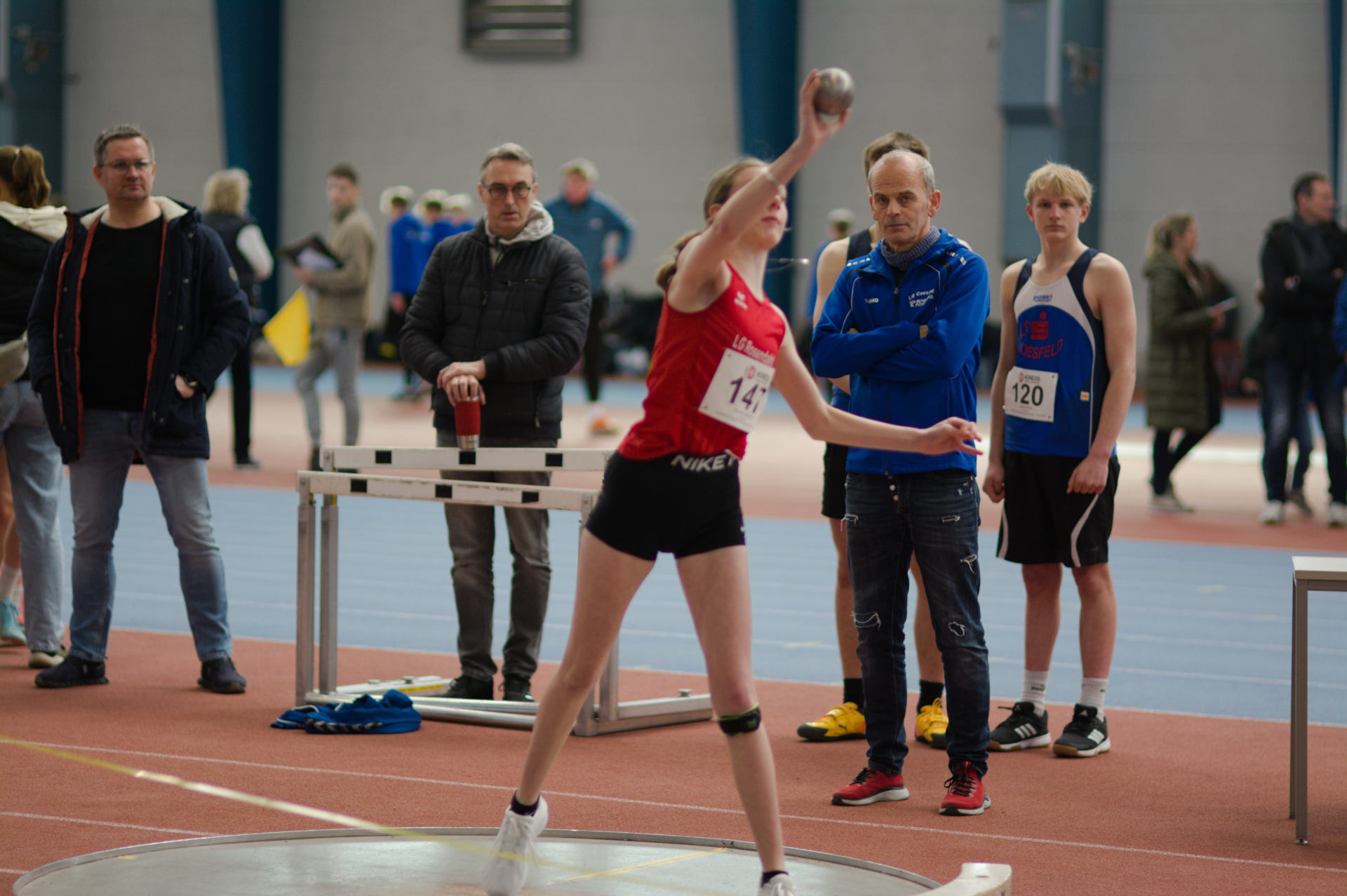 Mit lädierten Knie konnte Hannah Artkamp nur am Kugelstoßen teilnehmen und hier auch nur aus dem Stand stoßen. Trotzdem reichte es zur neuen Bestleistung von 7,00 m.