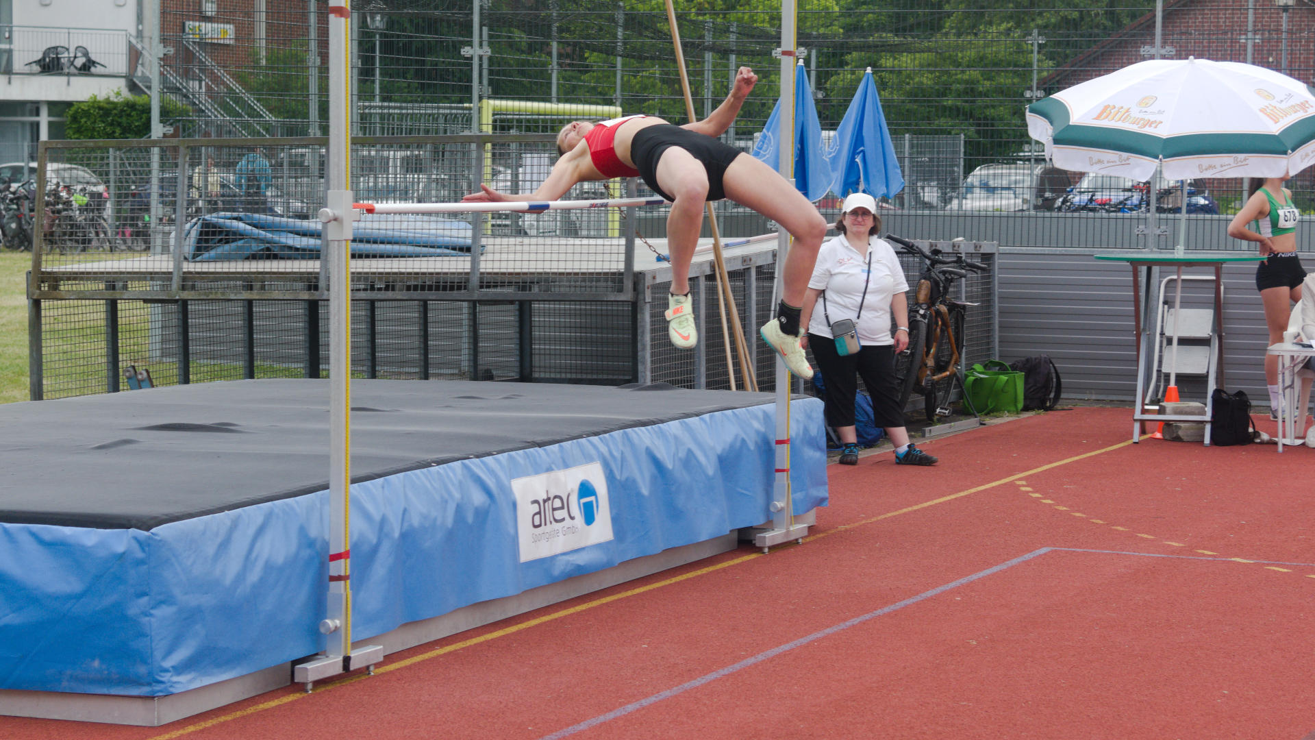Die Lattenüberquerung ist gut. Aber der Absprung will noch nicht so wirklich funktionieren.