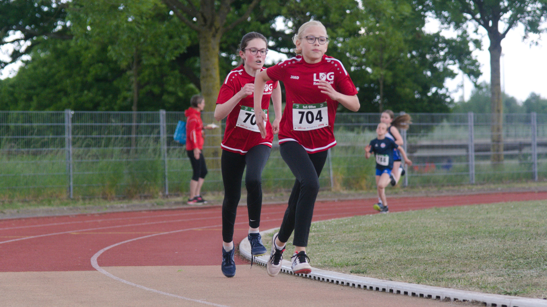 Schlussgerade im 800m Lauf. Enna versucht es noch einmal . Aber Antonia läßt sich den Sieg nicht nehmen.