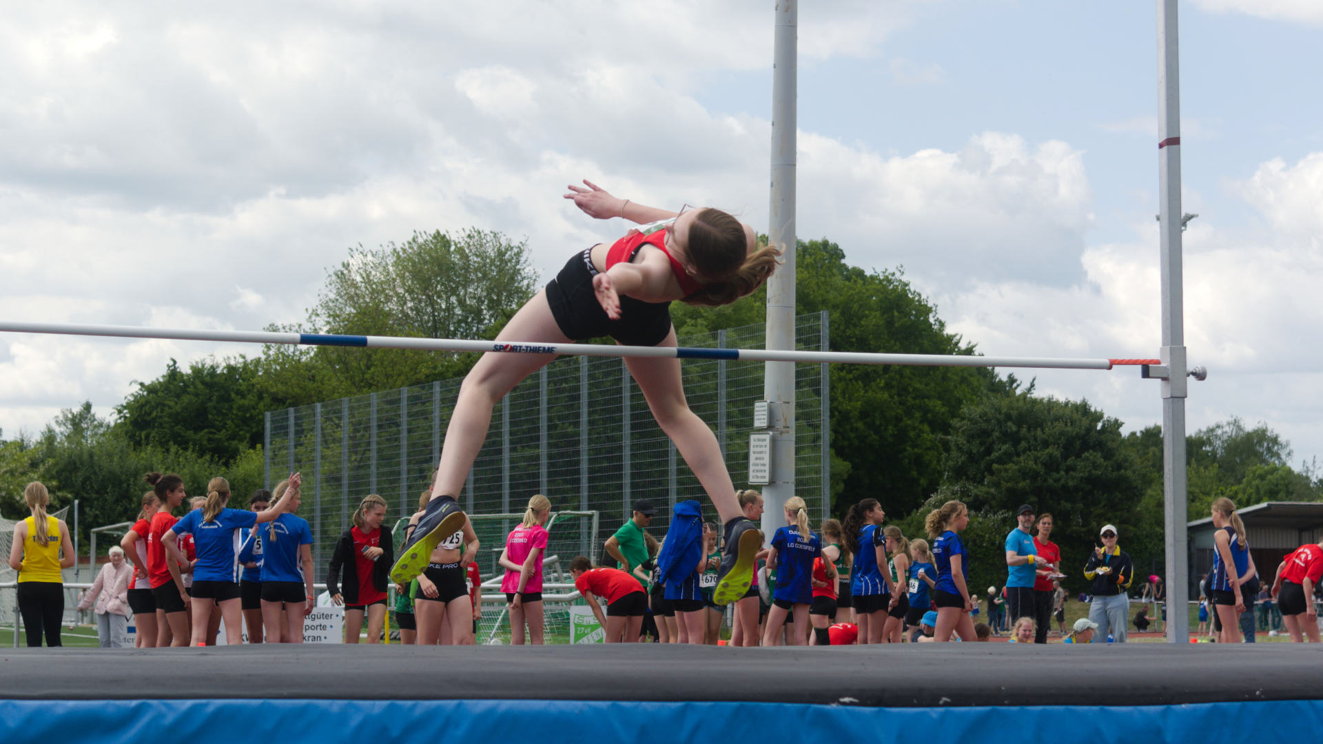 Der Anlauf und die Lattenüberquerung sehen schon wieder viel besser aus. So kann es in den nächsten Wochen weitergehen. 
