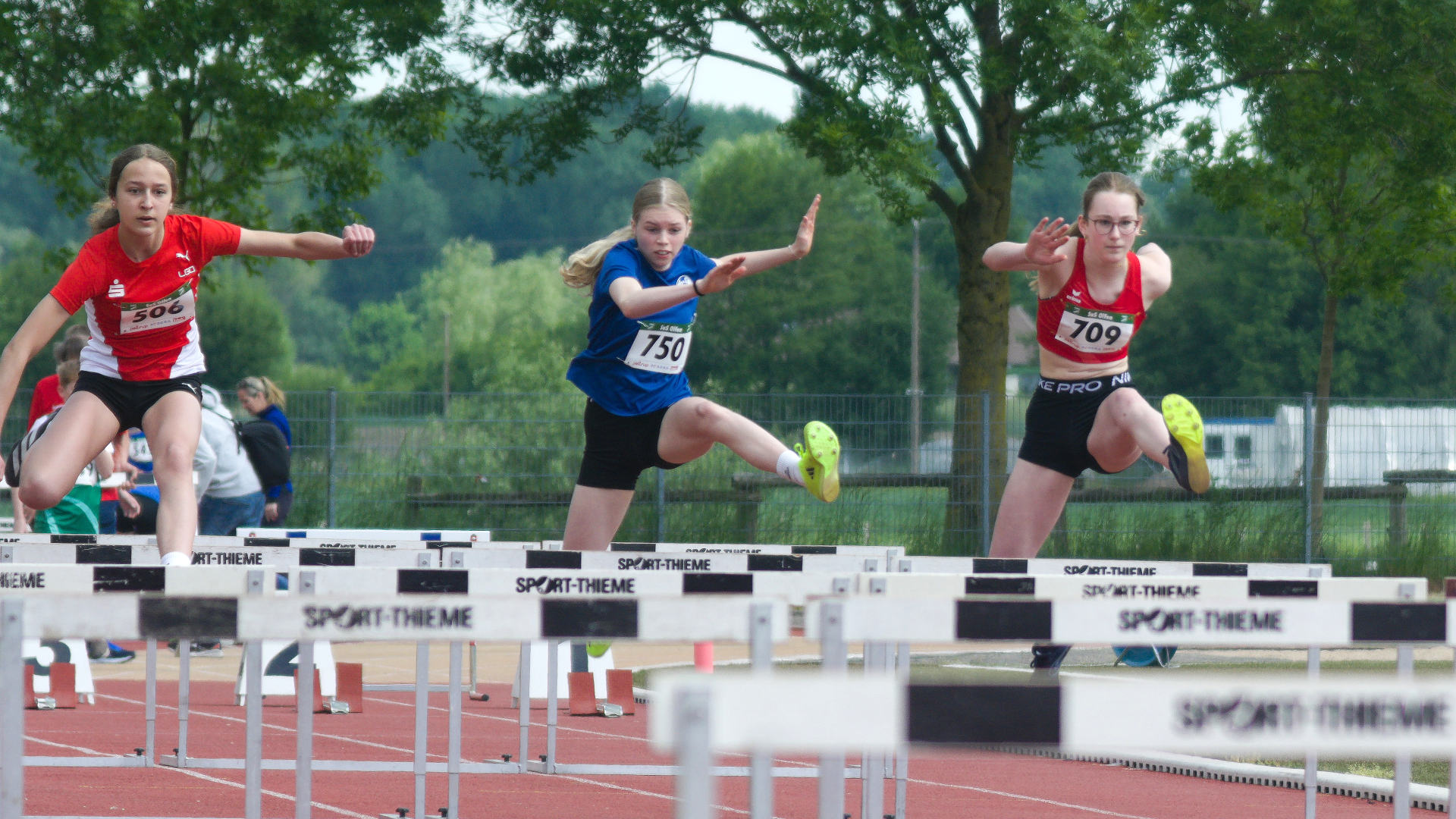 Immer noch sehr hoch geht es über die Hürden drüber. An's Überlaufen müssen wir noch arbeiten.