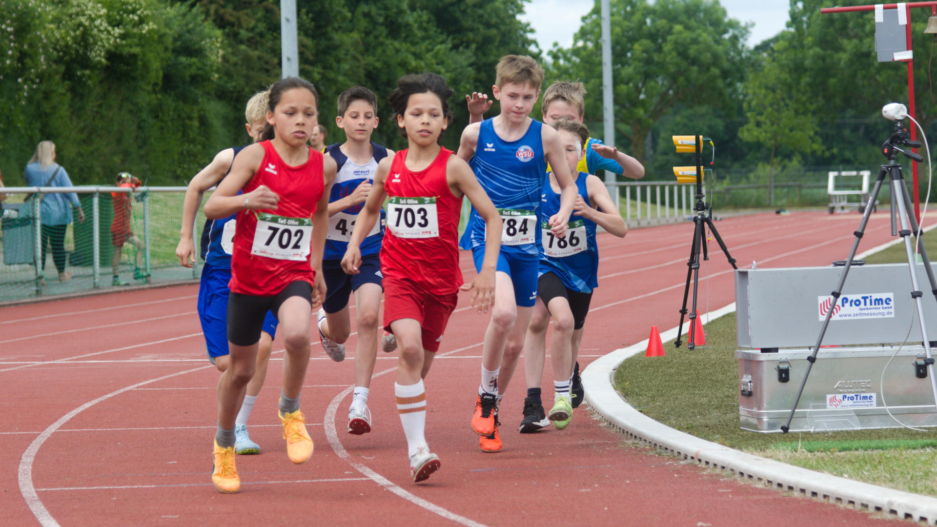 Bekanntes Bild: Vom Start weg gehen Louis und Vincent in die Spitze und schrauben das Lauftempo rauf.