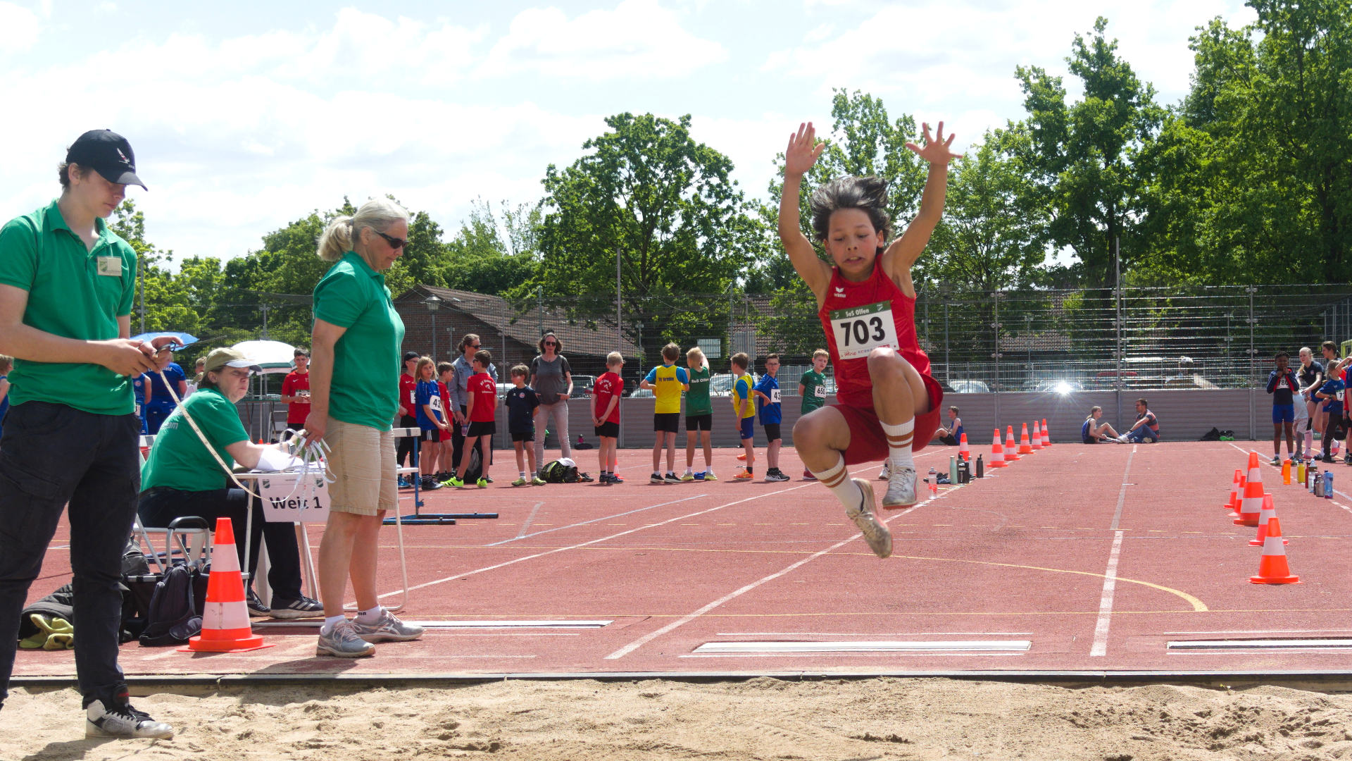 Die Kampfrichterin war im Rekordsprung etwas ungläubig. Erst sagte sie 3,49 m korrigierte sich dann aber sofort bei der großen Weite auf 4,49m.
