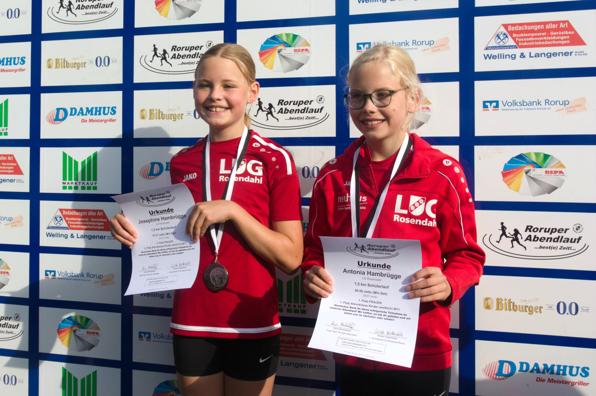 Josephine und Antonia strahlen um die Wette bei der Siegerehrung der Mädchen W11.