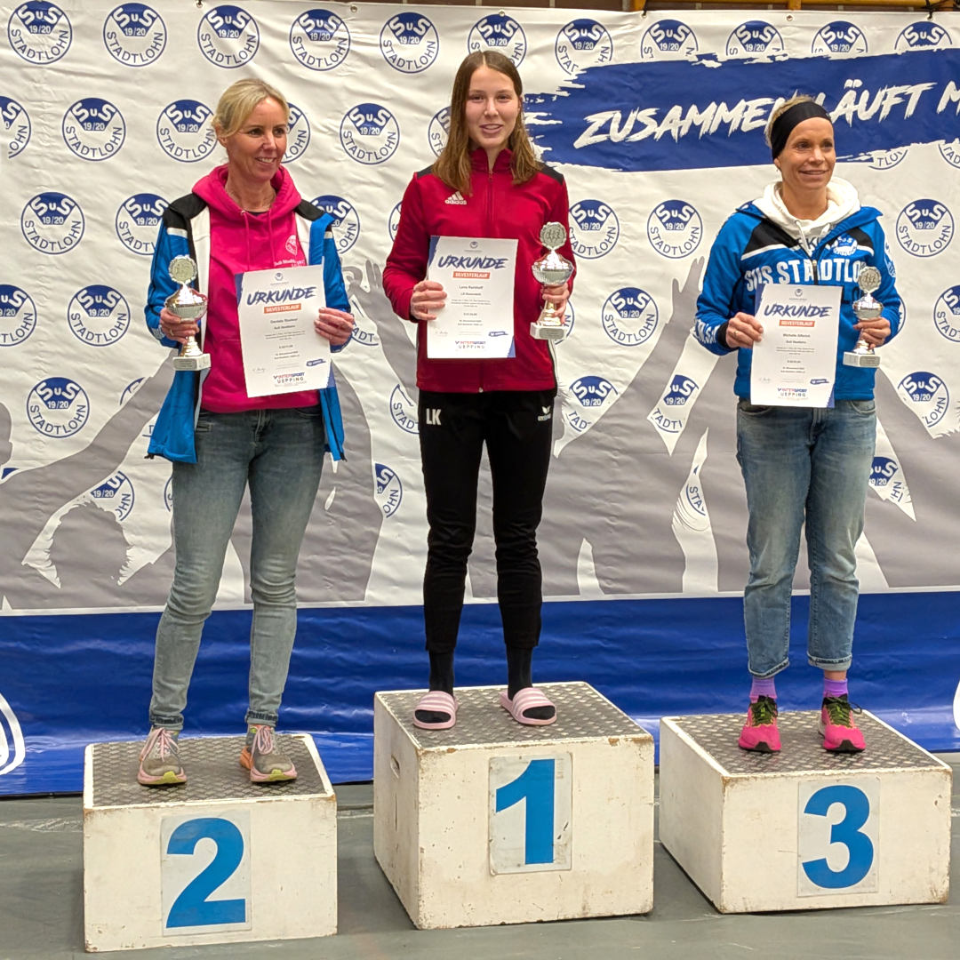 Der Moderator rief zur Siegerehrung der älteren Semester auf. Aber Lena durfte trotzdem als Laufschnellste auf das Siegerpodest