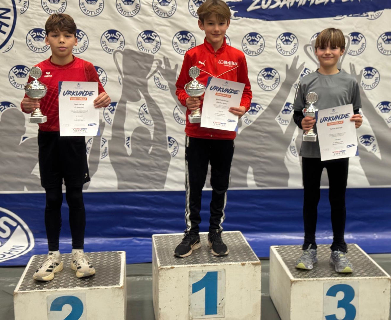 Siegerehrung der schnellsten Jungs über die 2,4 km  mit Louis (links) und Mustafa und Tarkan Güleryüs