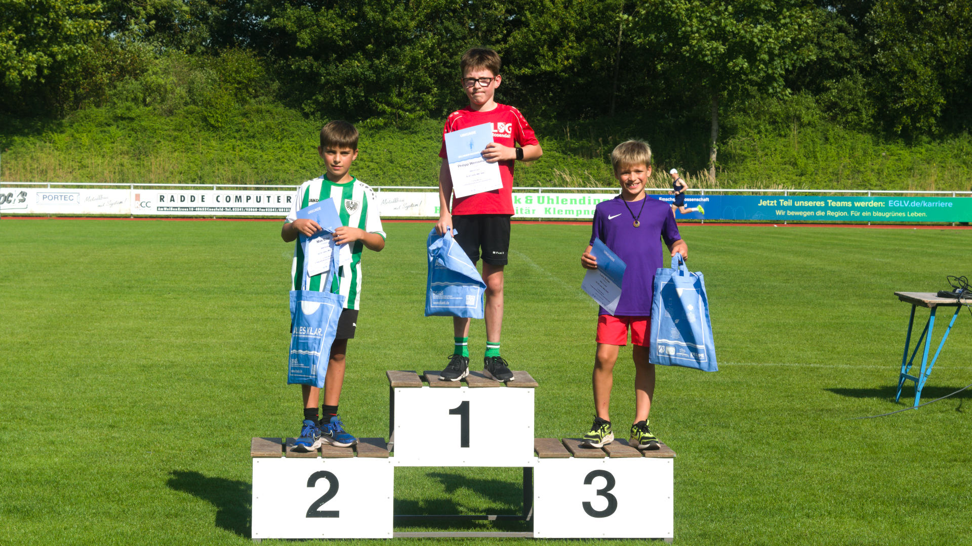 gewohntes Bild bei der Siegerehrung: Philipp mag immer noch nicht in Kamera lächeln.