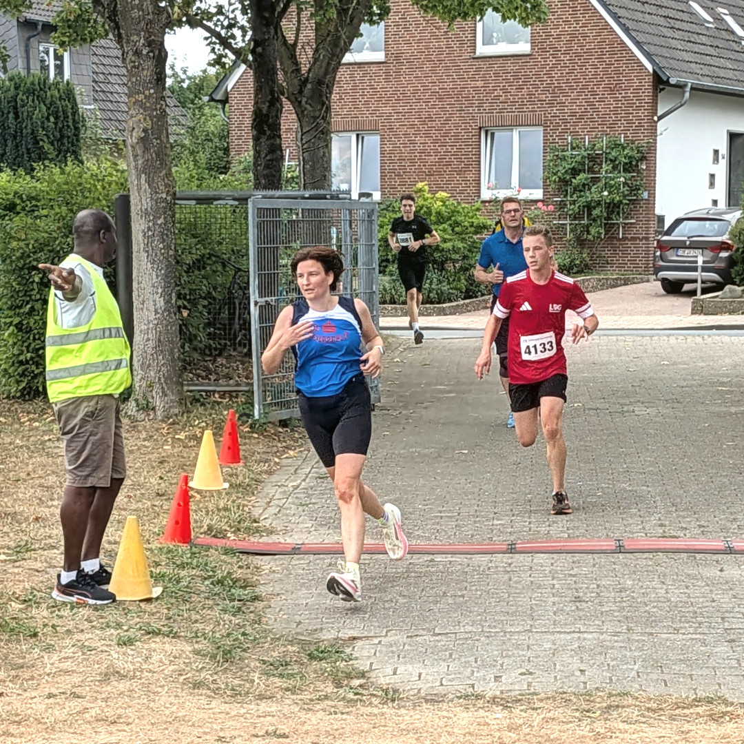 Auf geht es zur letzten Stadionrunde für Nico Kemler bei seinem 5 km-Lauf.