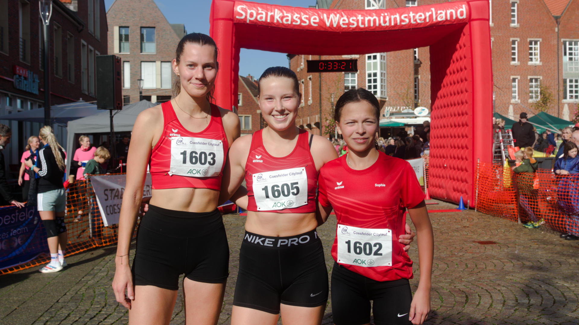 Gruppenfoto mit Annika, Lena und Sophie Marie bei blauen Himmel und Sonnenschein direkt nach ihrem 5-km-Lauf und kalter Dusche.