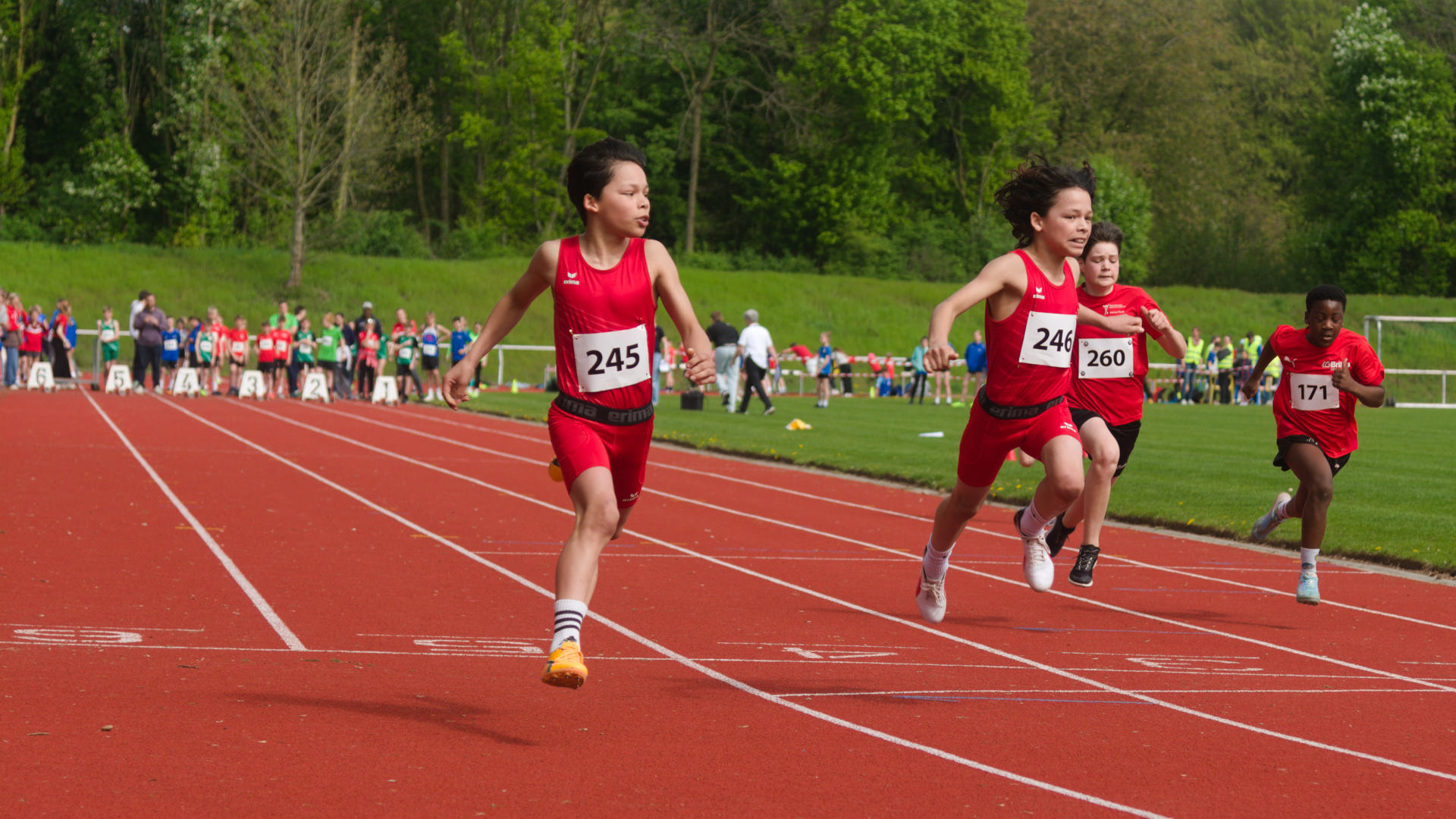 Der erste Blick geht immer noch direkt zur Uhr bei Vincent und Louis