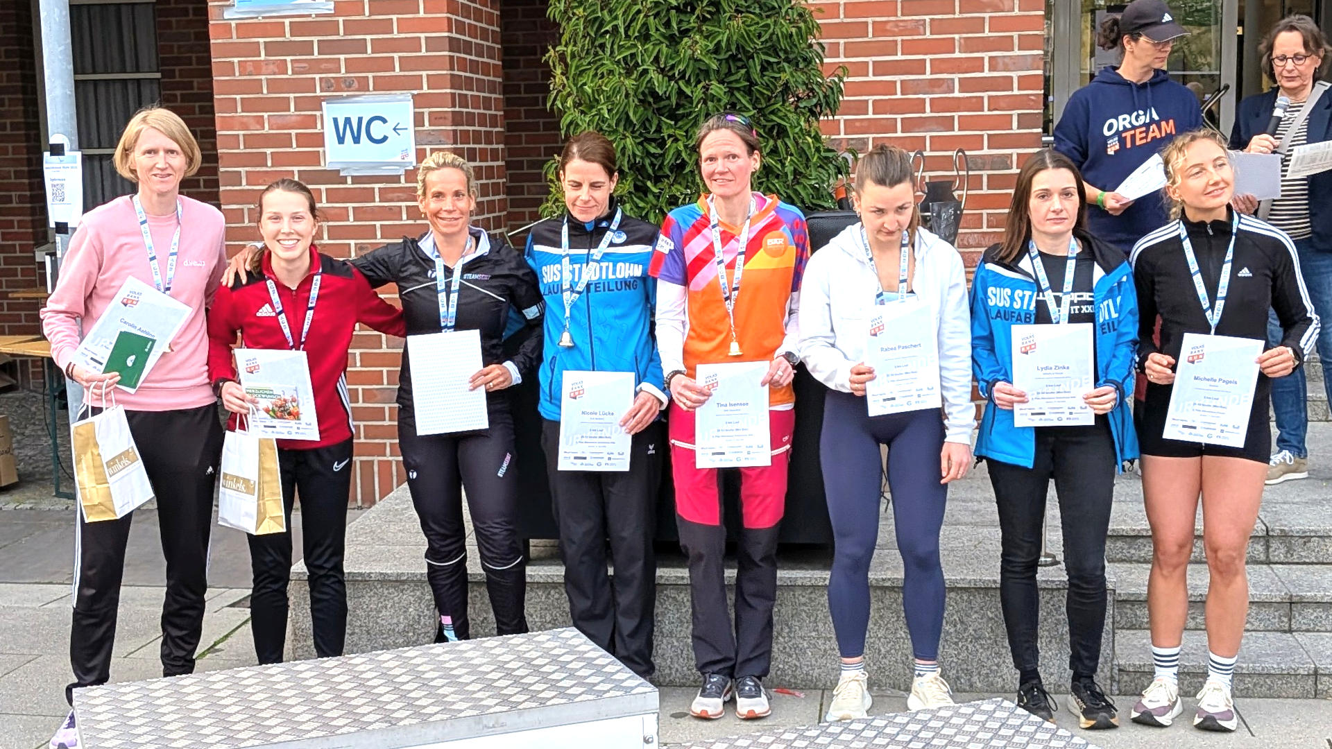 Siegerehrung der Frauen über 5 km. Die Siegerin war bereits wieder auf der Strecke und holte sich auch den Sieg über die 10 km