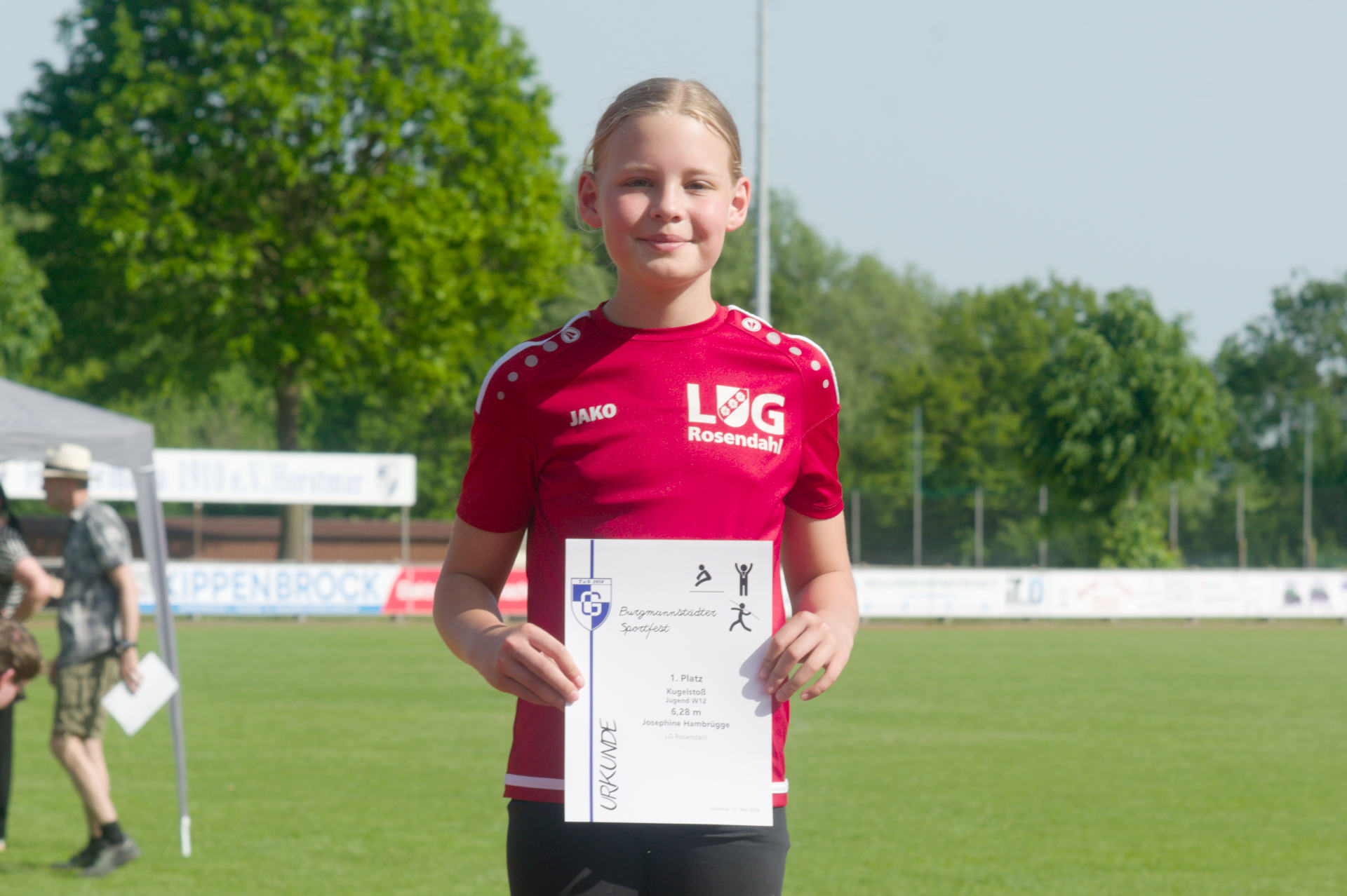 Zweimal Platz Eins für Josephine heute im Kugel- und Diskuswettbewerb der W12.