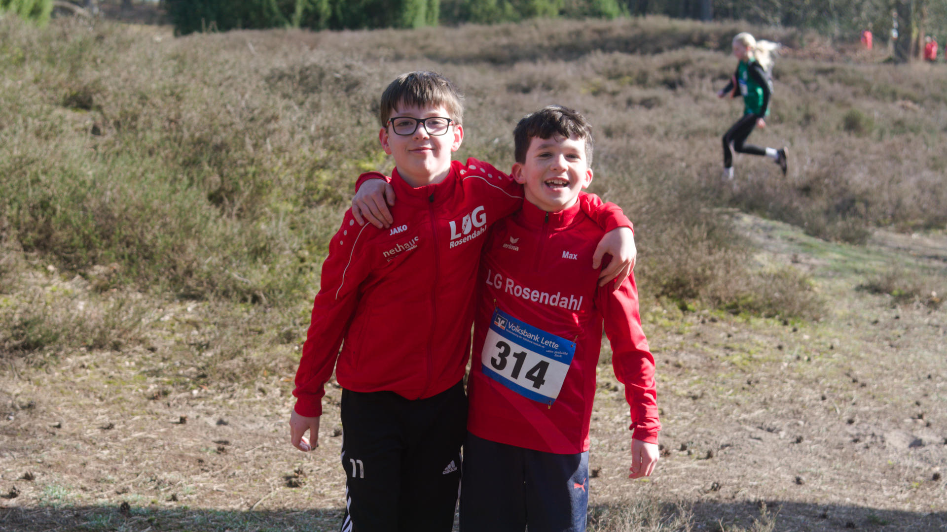 Im Rennen über die 1.700m für die Jungen M10 erreichte Philipp Wernsmann Rang drei. Eine bessere Platzierung verhinderte diesmal eine rutschende Trainingshose, die er mit einer Hand festhalten musste. Max Schüttert lief im gleichen Rennen auf einen guten 10. Platz.