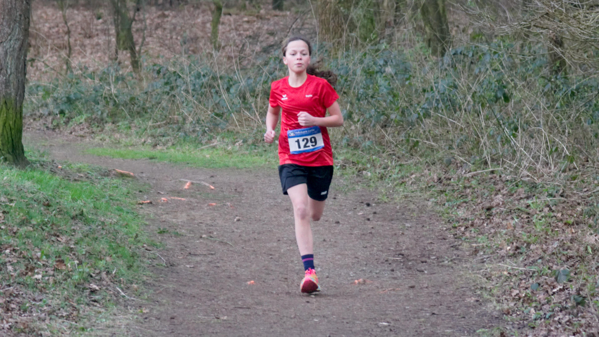 Auch für Sophie-Marie Hering ging es um die Titelverteidigung aus dem Vorjahr. Zusätzlich wollte sie diesmal noch einige Jungen überholen, die sie beim Coesfelder Heidelauf noch in Sichtweite hatte. Das gelang heute nicht ganz. Aber als schnellstes Mädchen kam sie als Siebte über die Ziellinie mit 20 Sekunden Vorsprung auf das nächste Mädchen in diesem Rennen.
