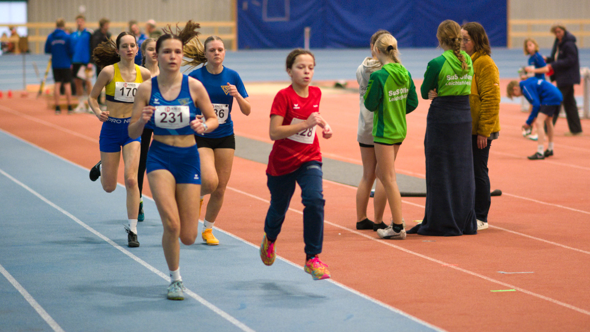 Eigentlich mit Spikes und kurzer Hose wollte Sophie Marie  (rechts) auf Zeitenjagd gehen.