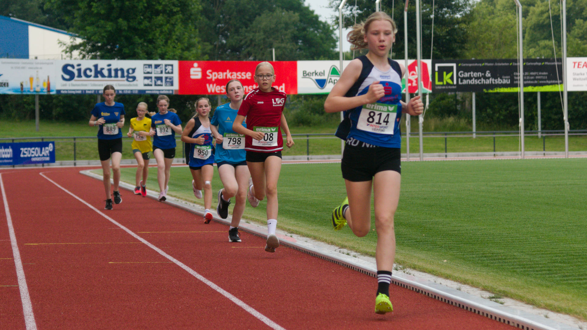 Antonia wollte in ihrem ersten 2.000m-Rennen viele Punkte für die Cupwertung sammeln und vorne in der Spitze mitlaufen. Das gelang ihr auch bei Hitze hervorragend. Mit 8:12,17 Minuten kam sie als Zweite Läuferin im Rennen der Mädchen W12 übe die Ziellinie.