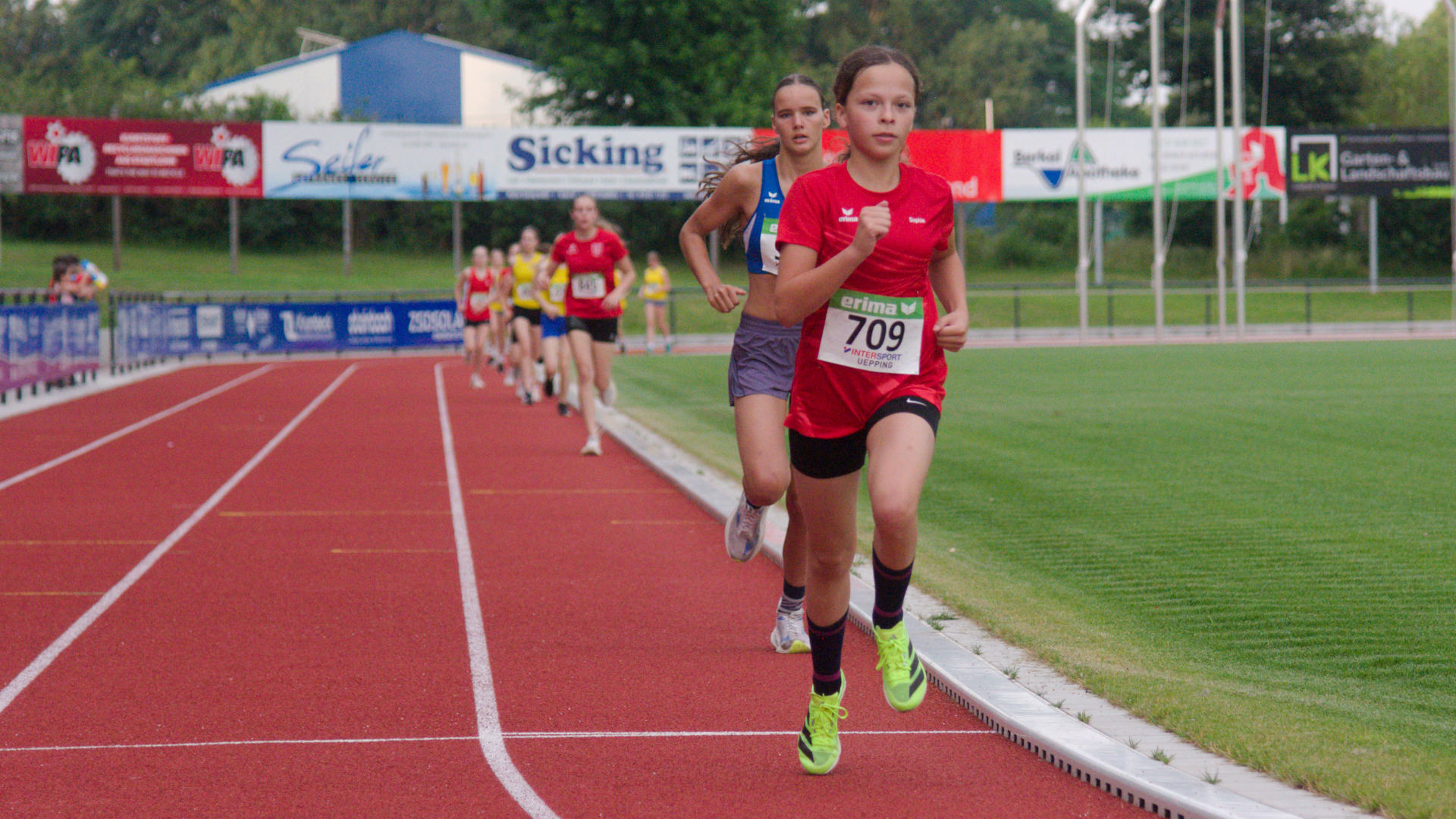 Sophie-Marie Hering übte diesmal weiter ihr Selbstbewusstsein. Als schnellst-gemeldete Läuferin in der weilblichen Jugend U16 ging sie nach dem Start direkt in die Spitze. Die ersten drei Runden konnte ihr dann die ein Jahr ältere Ella Krumbeck vom SuS Stadtlohn noch folgen. Aber auf dem letzten zwei Runden wuchs dann Sophie-Maries Vorsprung immer weiter an. Auch sie verpasste ihre Bestzeit mit 7:35,35 Minuten nur um knapp eine Sekunde.