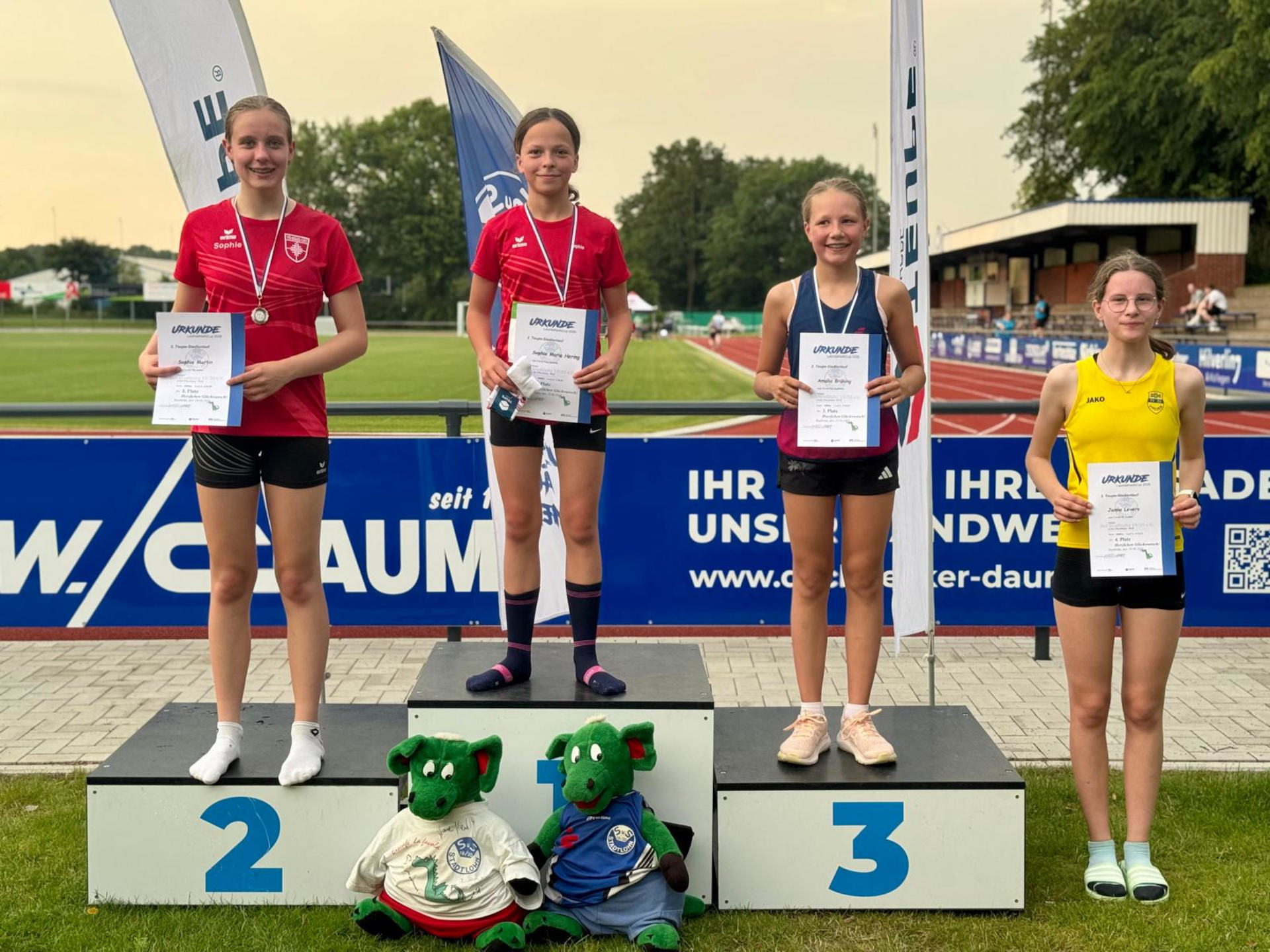 Platz eins für sophie-Marie Hering bei der Siegerehrung der Mädchen der weiblichen Jugend W14