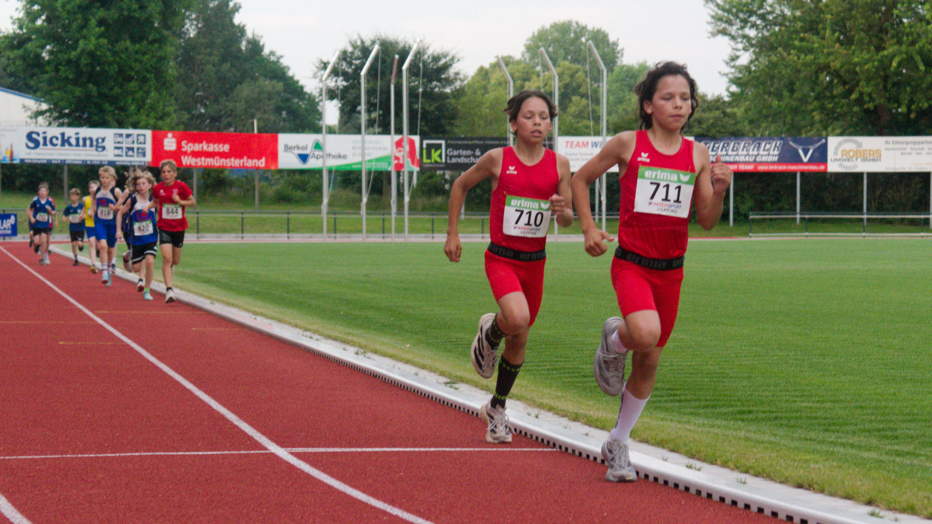 Louis und Vincent hatten sich in diesem Jahr darauf zum ersten Mal vor dem Rennen geeinigt, zusammen ihr Rennen schnell zu machen. So wechselten sie sich über die 5 Runden ihres 2.000m Rennens immer wieder in der Führungsarbeit ab und verpassten trotz der widrigen Bedingungen ihre persönlichen Bestleistungen nur ganz knapp.