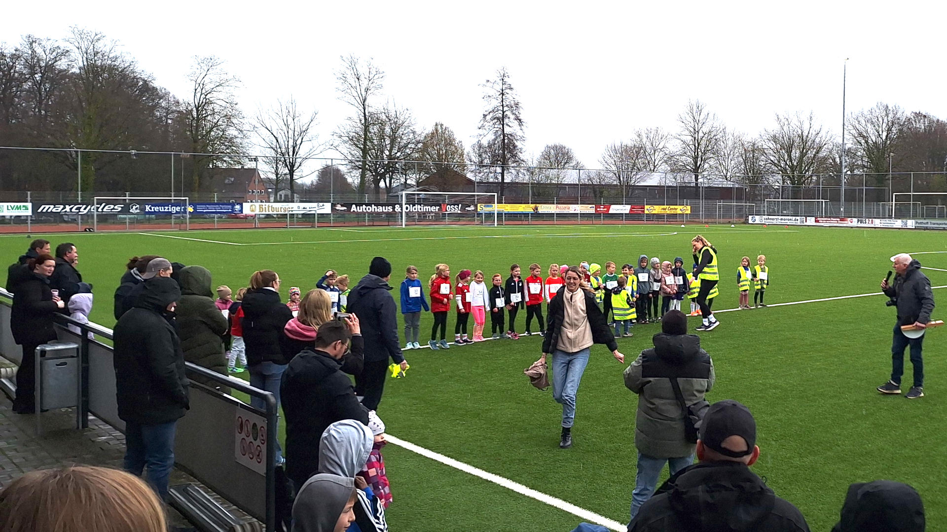 Mit drei Minuten Verspätung startete der Bambinilauf, damit alle Kinder auch eine Startnummer  bekommen haben.