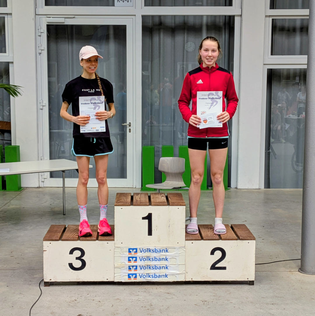 Siegerehrung der Frauenwertung über 5 km beim 55. Internationalen Volkslauf in Vreden